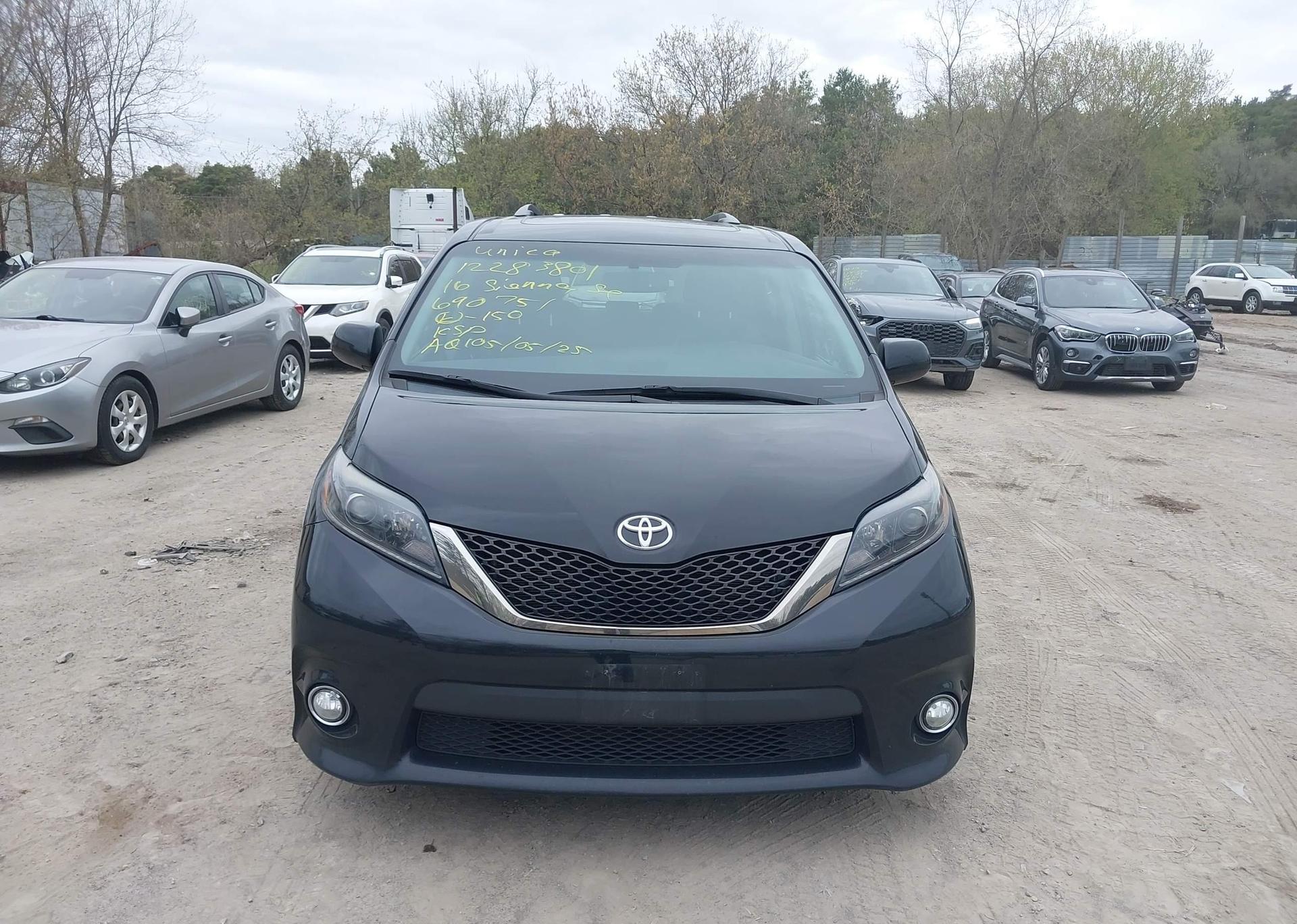 2016 TOYOTA SIENNA SE
