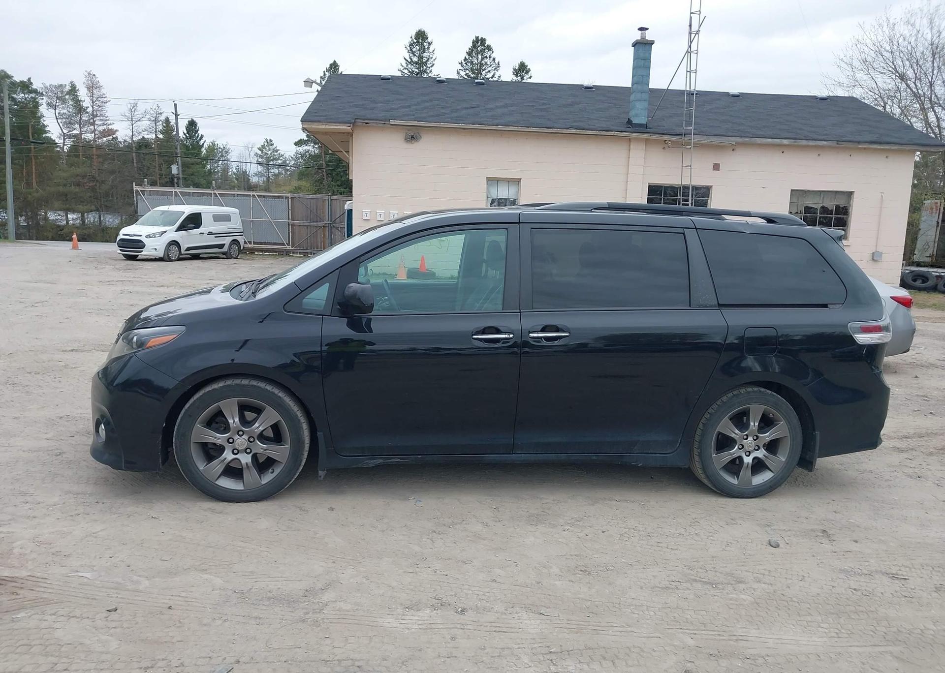 2016 TOYOTA SIENNA SE