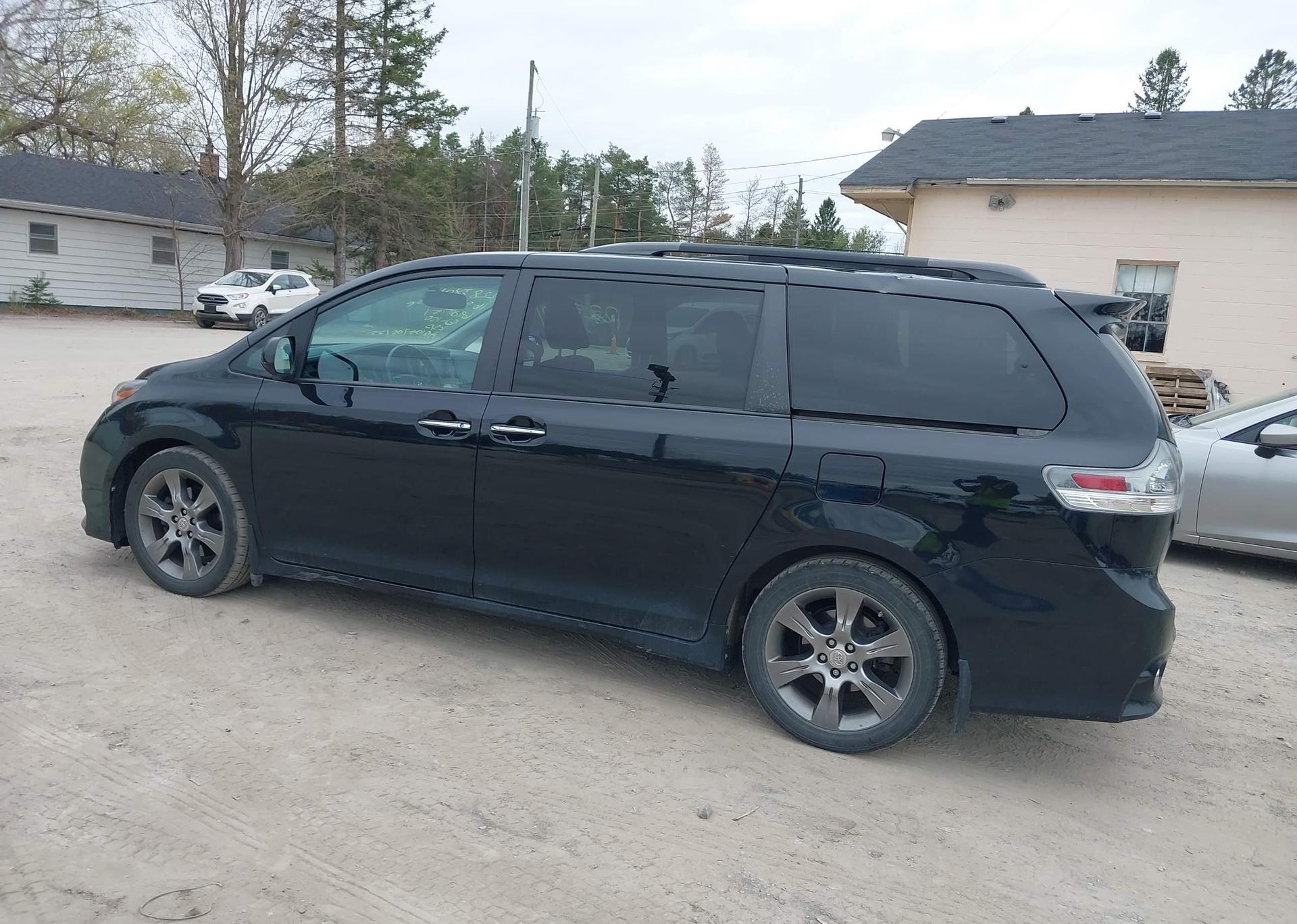 2016 TOYOTA SIENNA SE