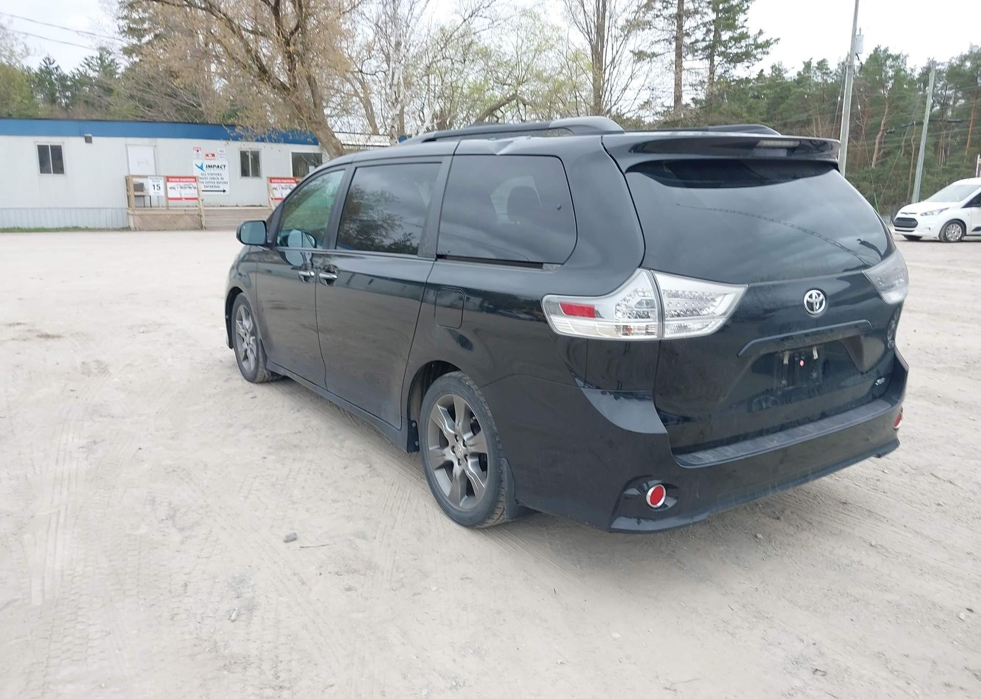 2016 TOYOTA SIENNA SE