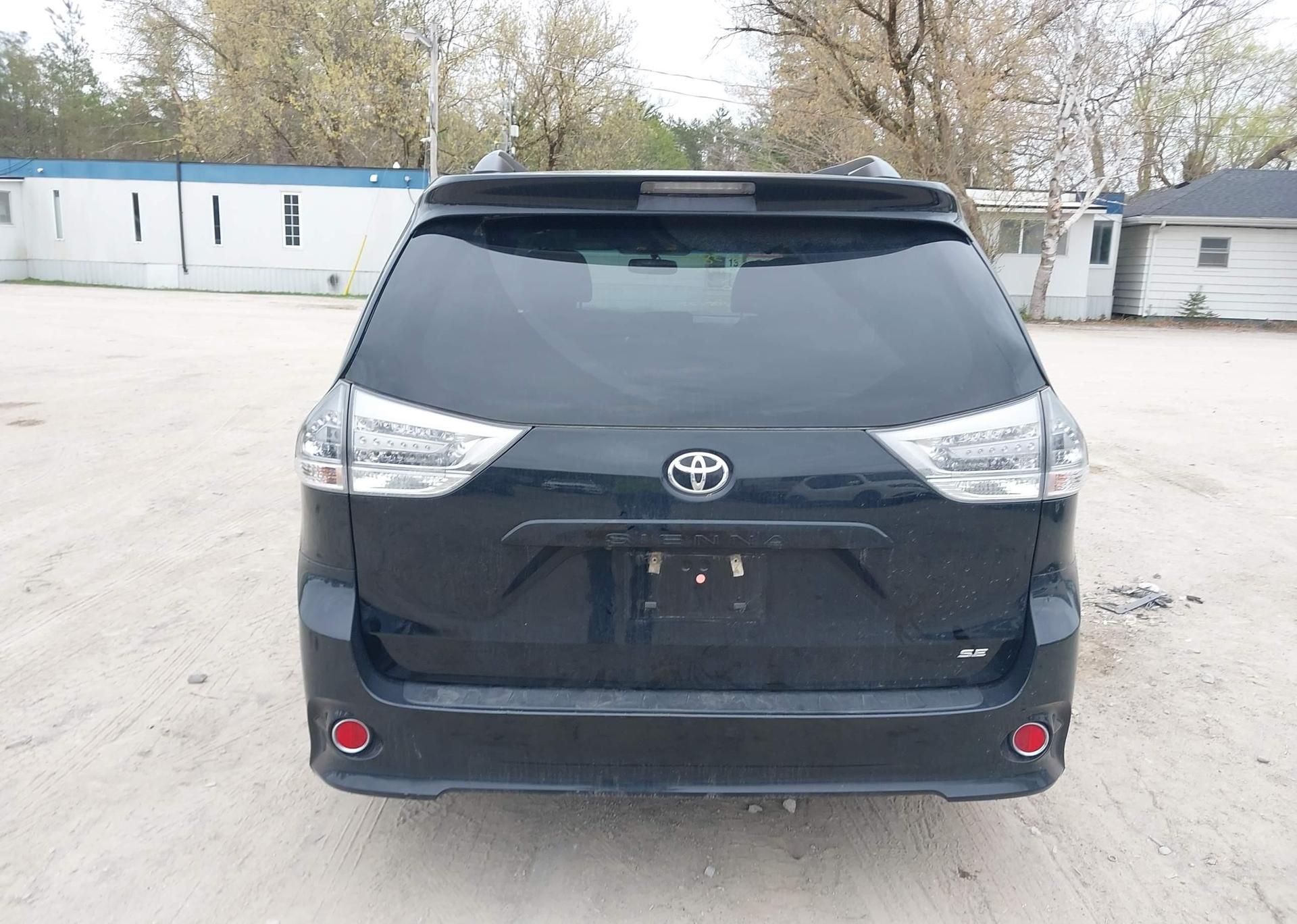 2016 TOYOTA SIENNA SE