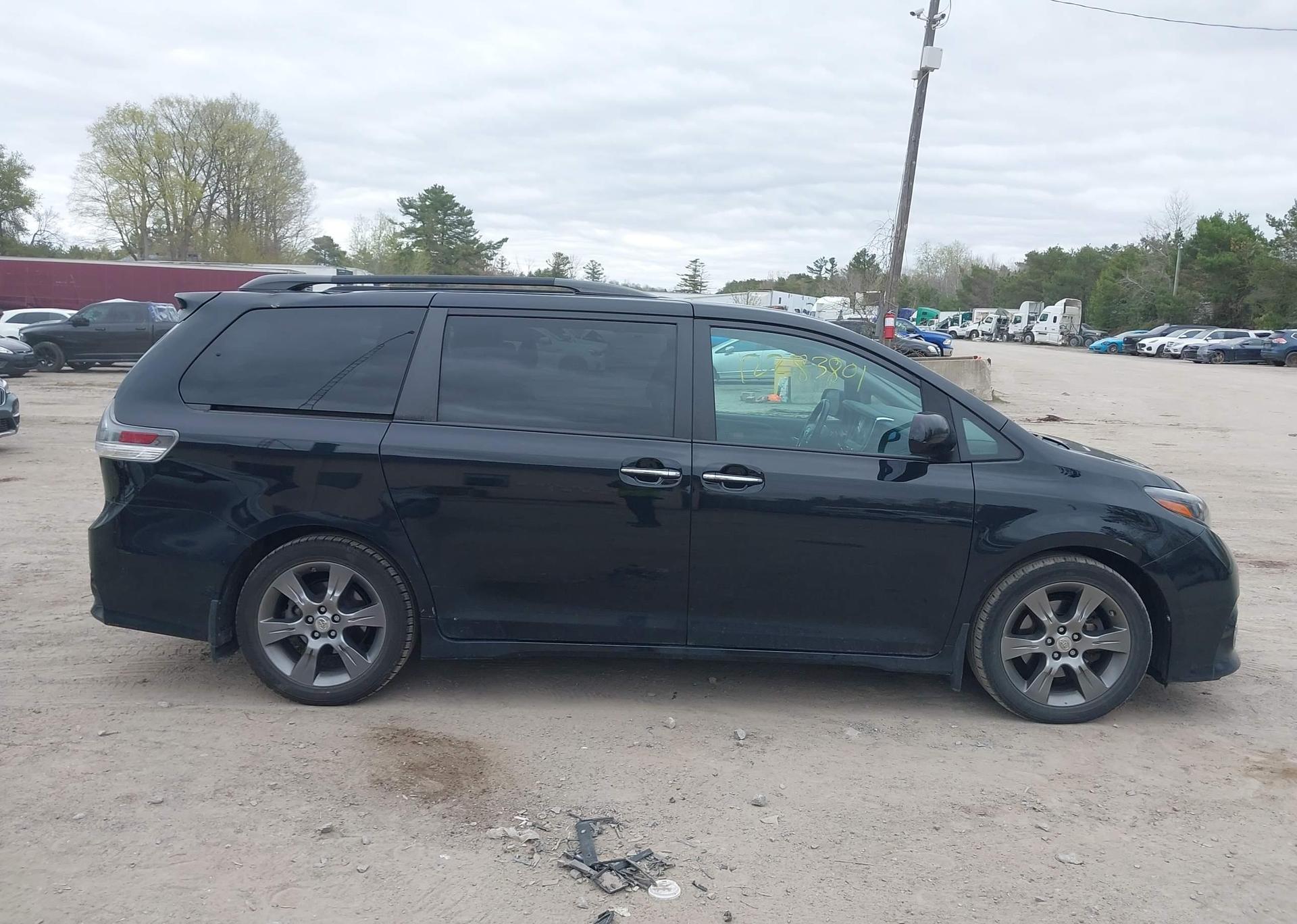 2016 TOYOTA SIENNA SE