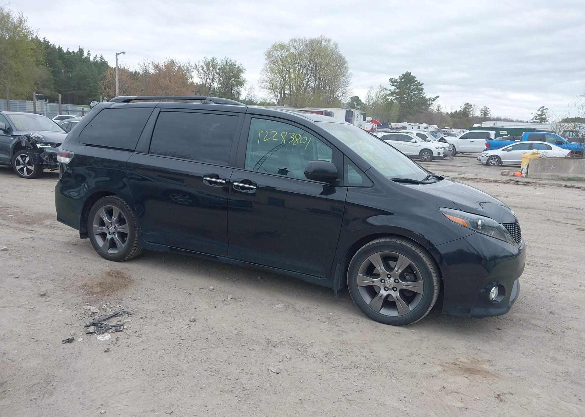 2016 TOYOTA SIENNA SE