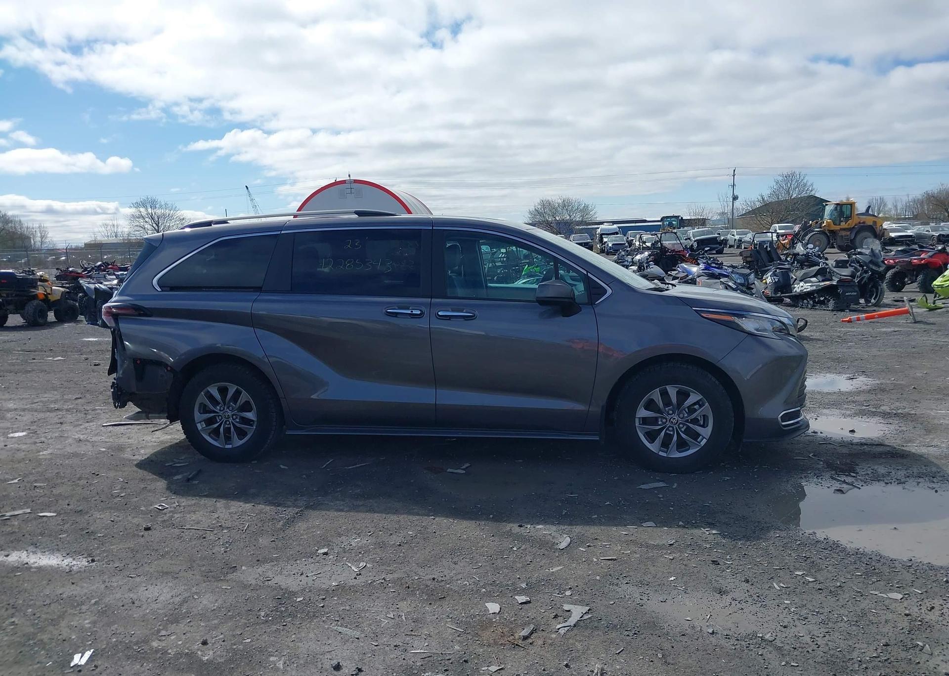 2023 TOYOTA SIENNA XLE 8-PASSENGER