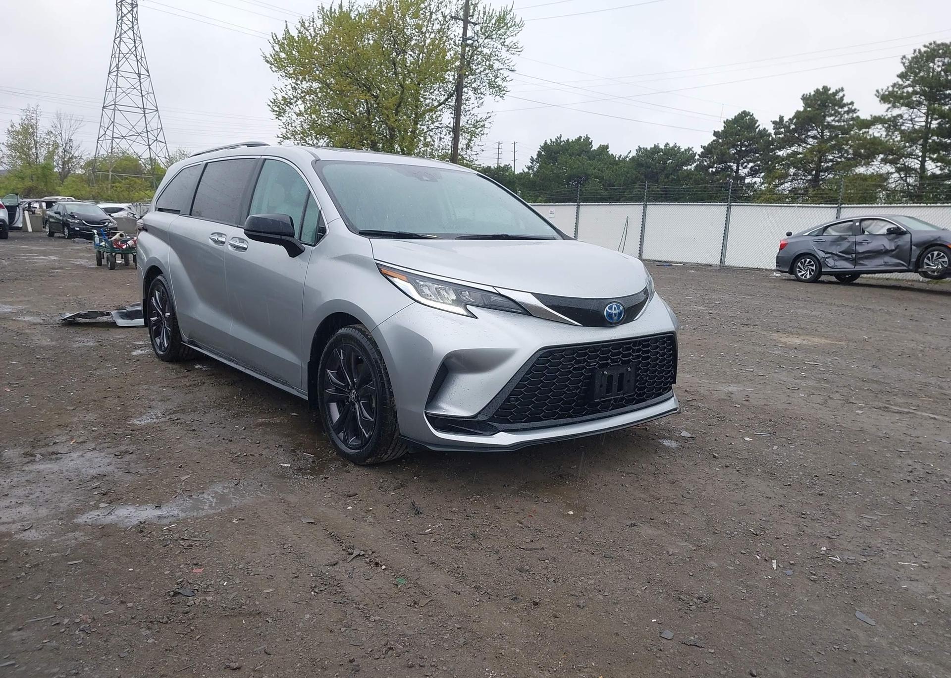 2022 TOYOTA SIENNA LE