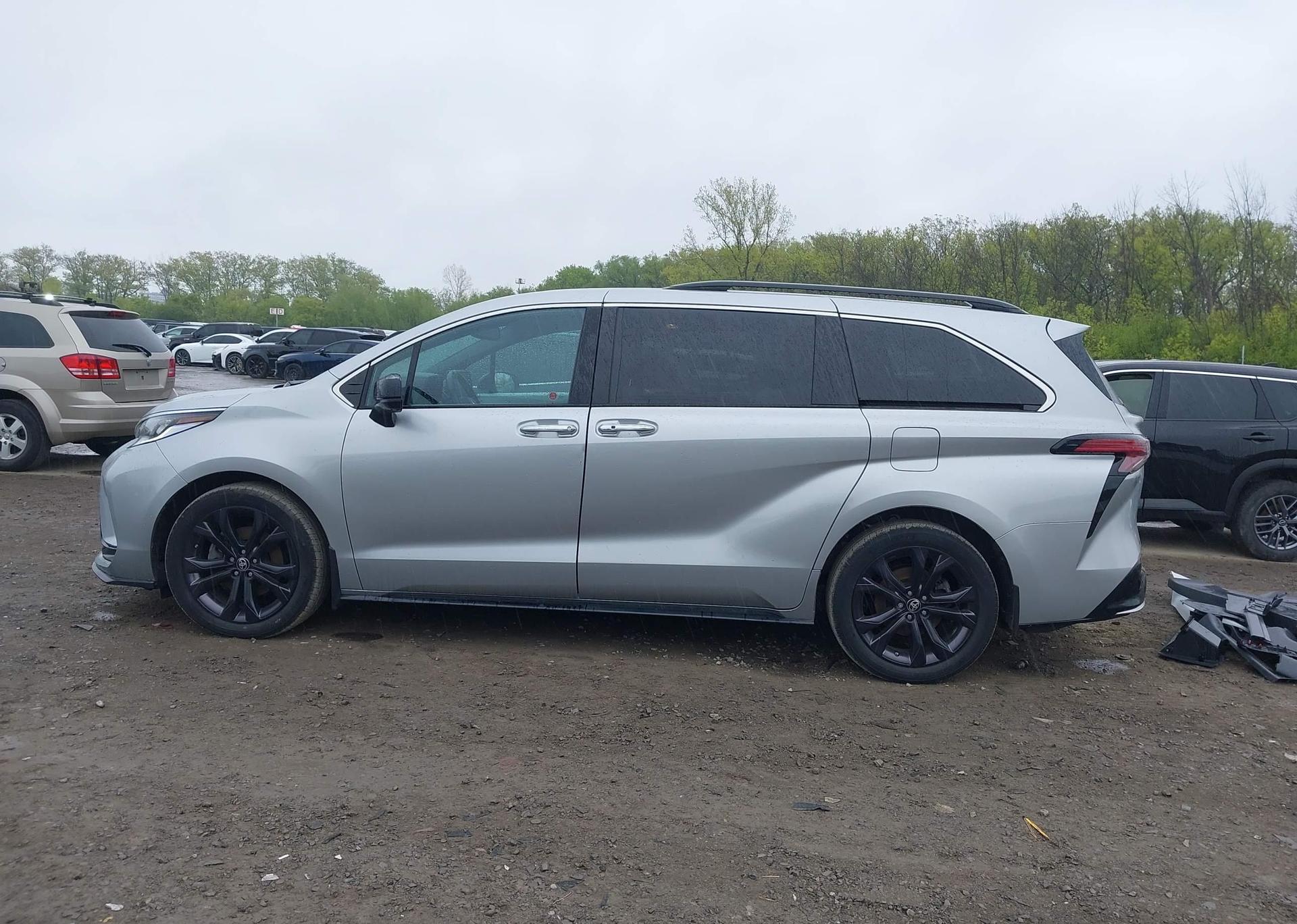 2022 TOYOTA SIENNA LE