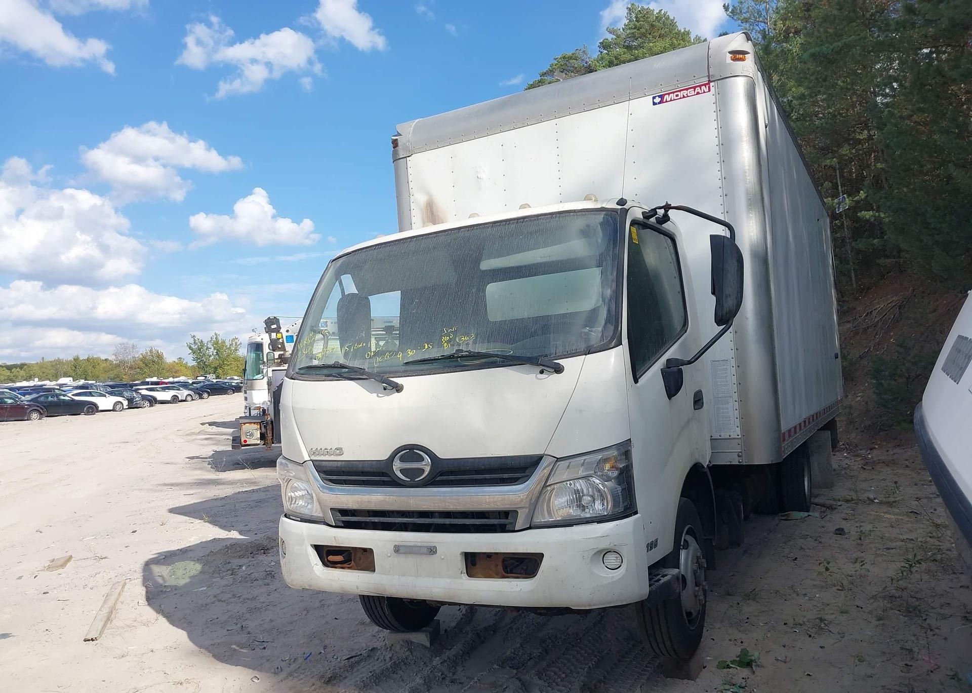 2015 HINO 195