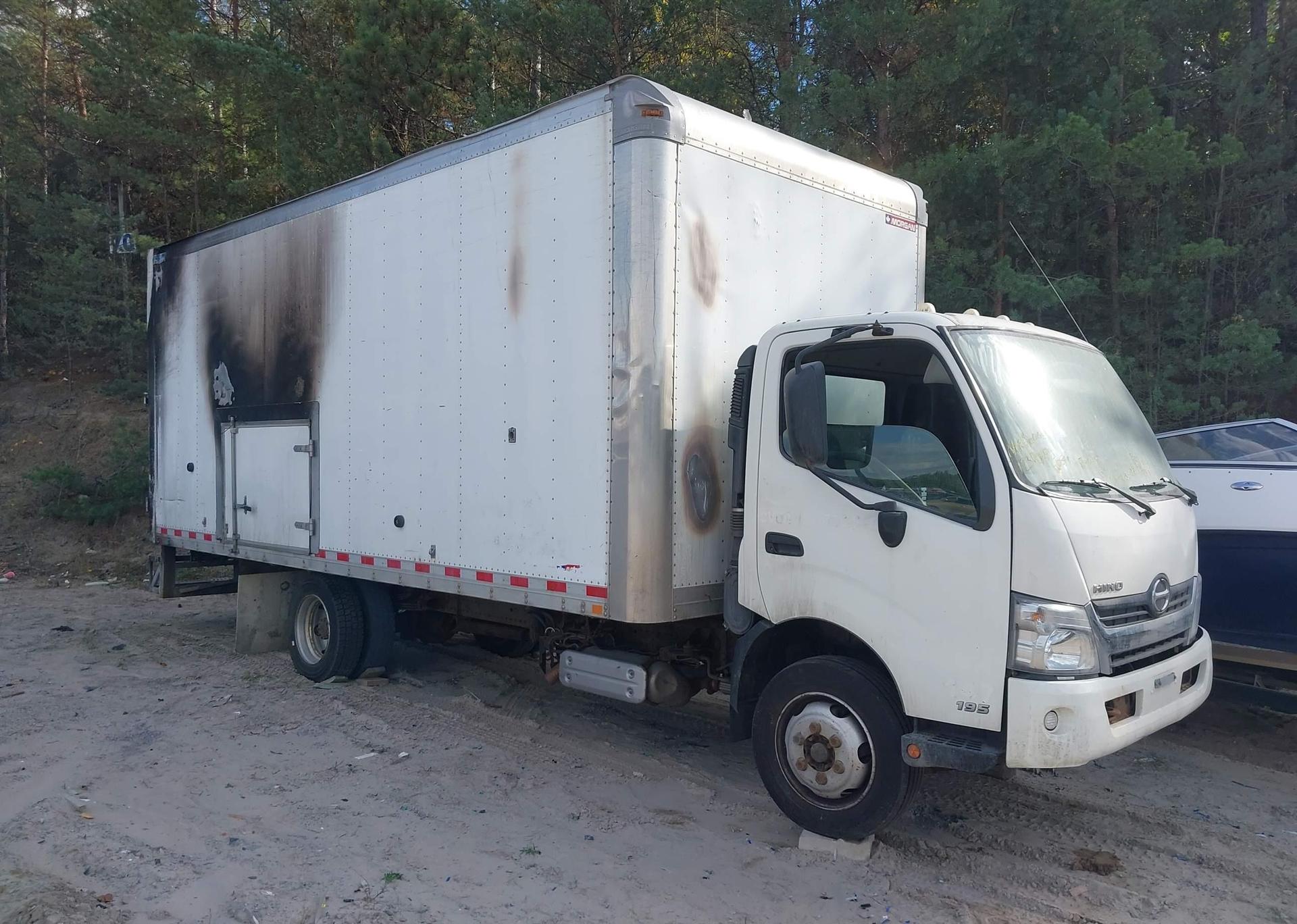 2015 HINO 195