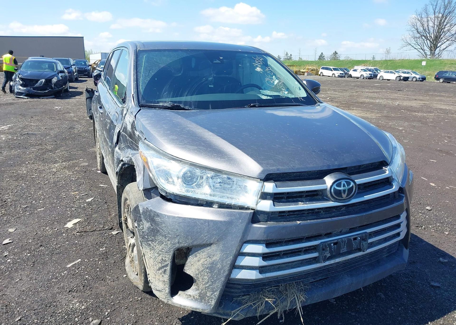 2019 TOYOTA HIGHLANDER LE