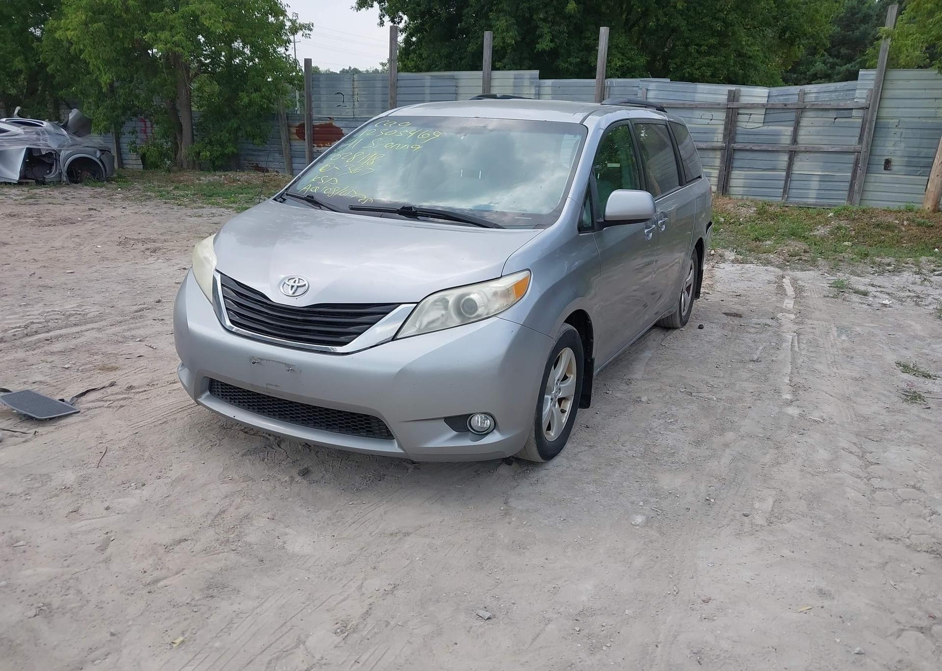 2011 TOYOTA SIENNA LE 8 PASSENGER