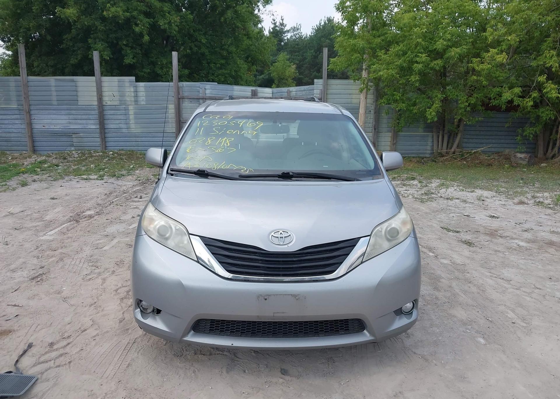 2011 TOYOTA SIENNA LE 8 PASSENGER