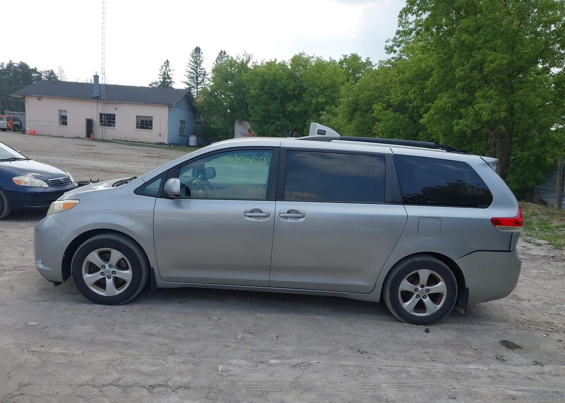 2011 TOYOTA SIENNA LE 8 PASSENGER