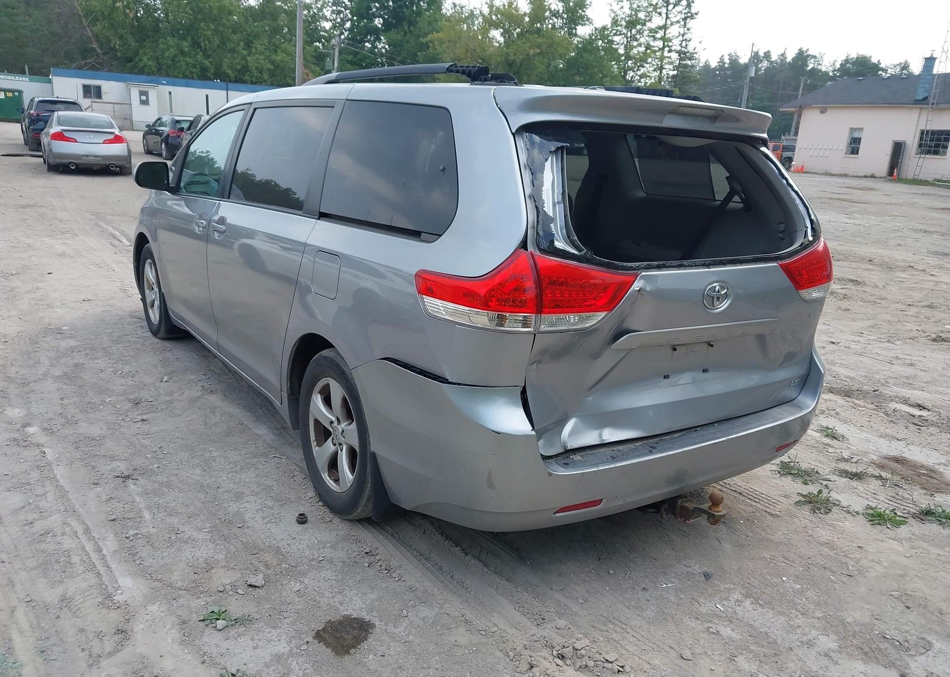 2011 TOYOTA SIENNA LE 8 PASSENGER