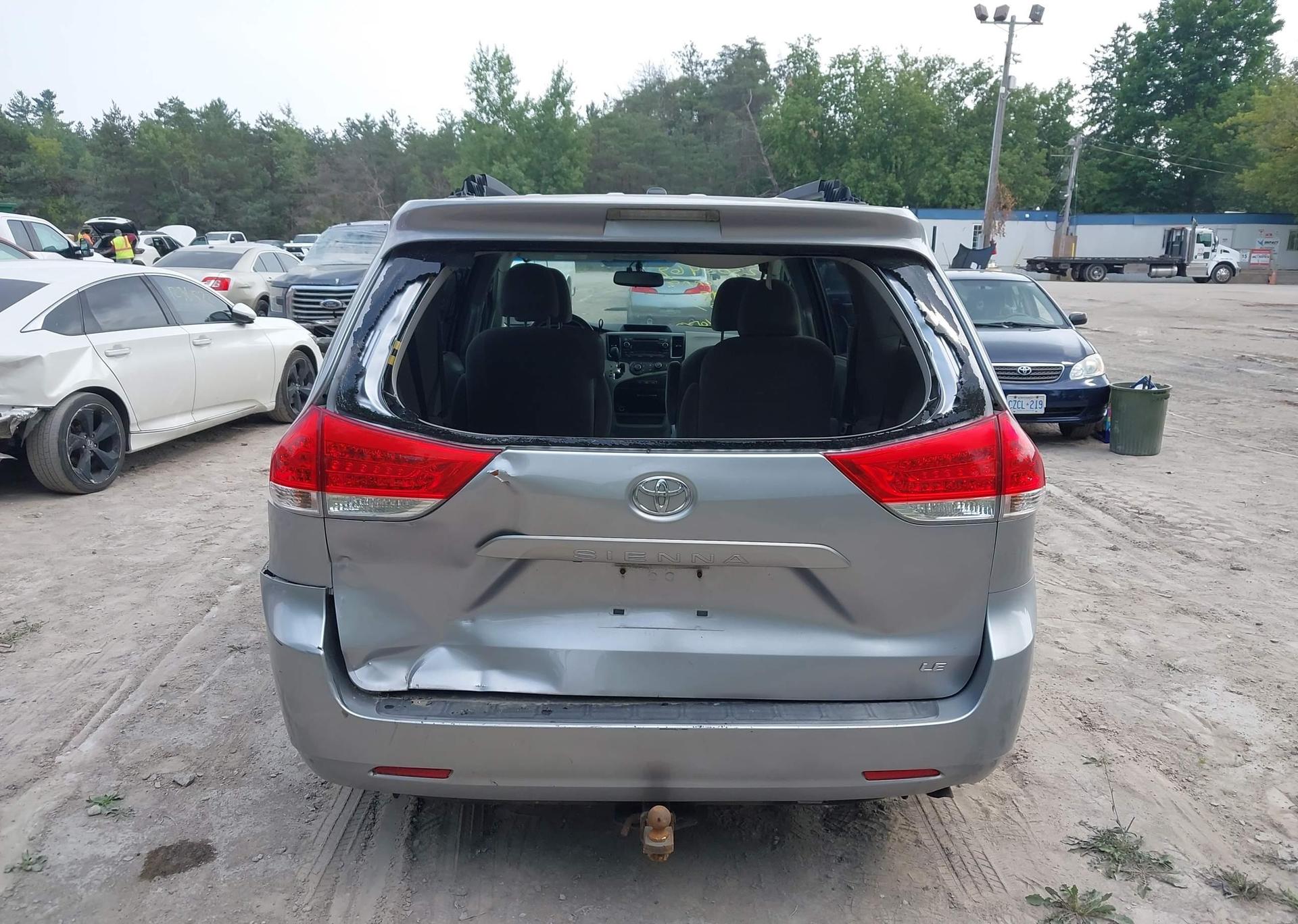 2011 TOYOTA SIENNA LE 8 PASSENGER