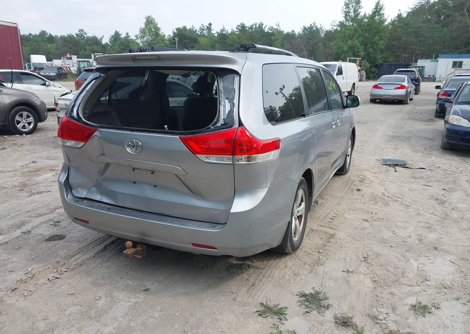 2011 TOYOTA SIENNA LE 8 PASSENGER
