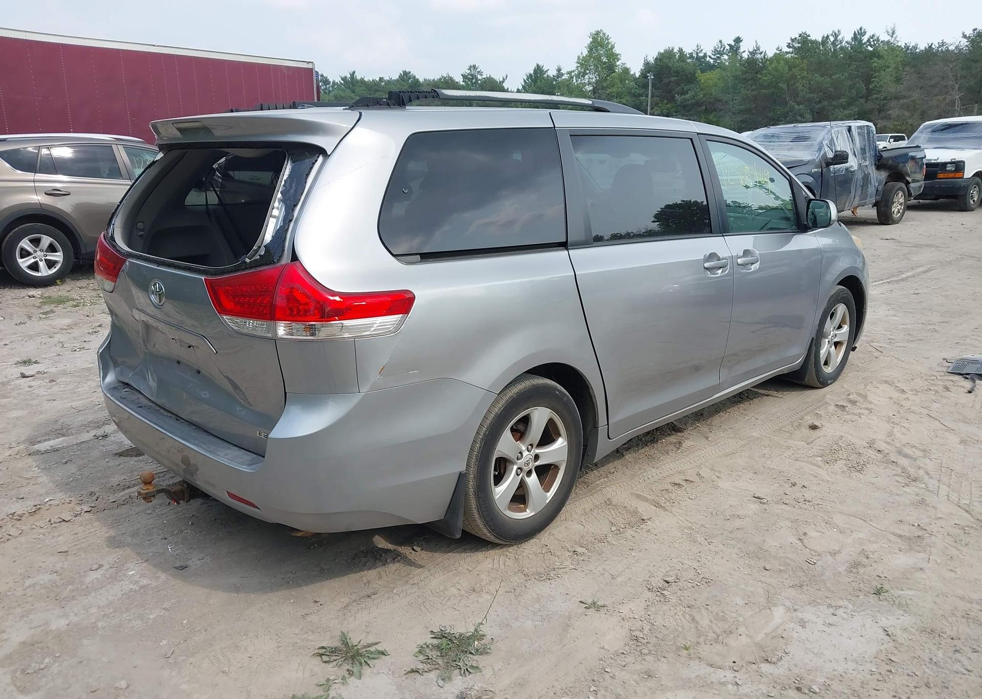 2011 TOYOTA SIENNA LE 8 PASSENGER