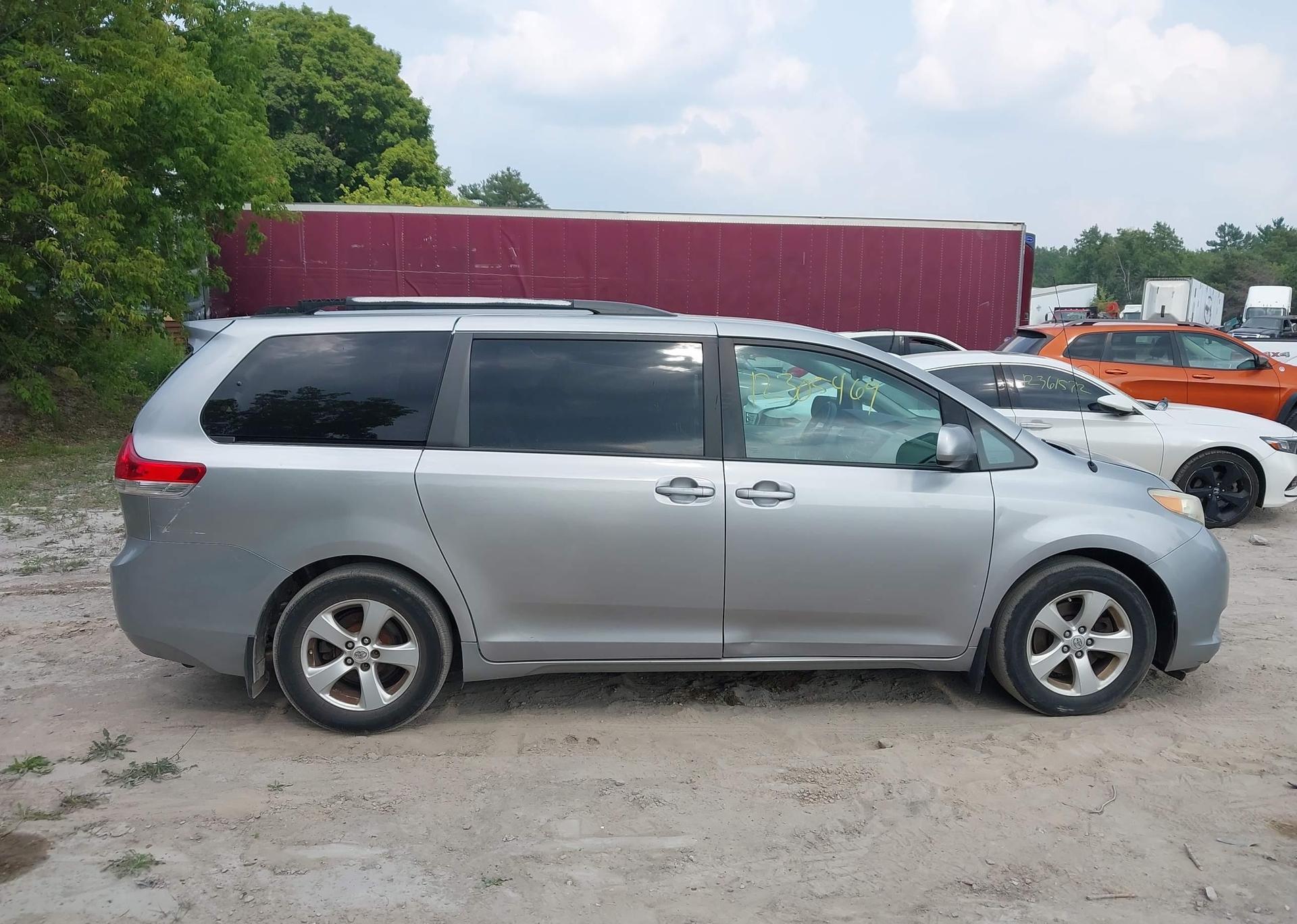 2011 TOYOTA SIENNA LE 8 PASSENGER