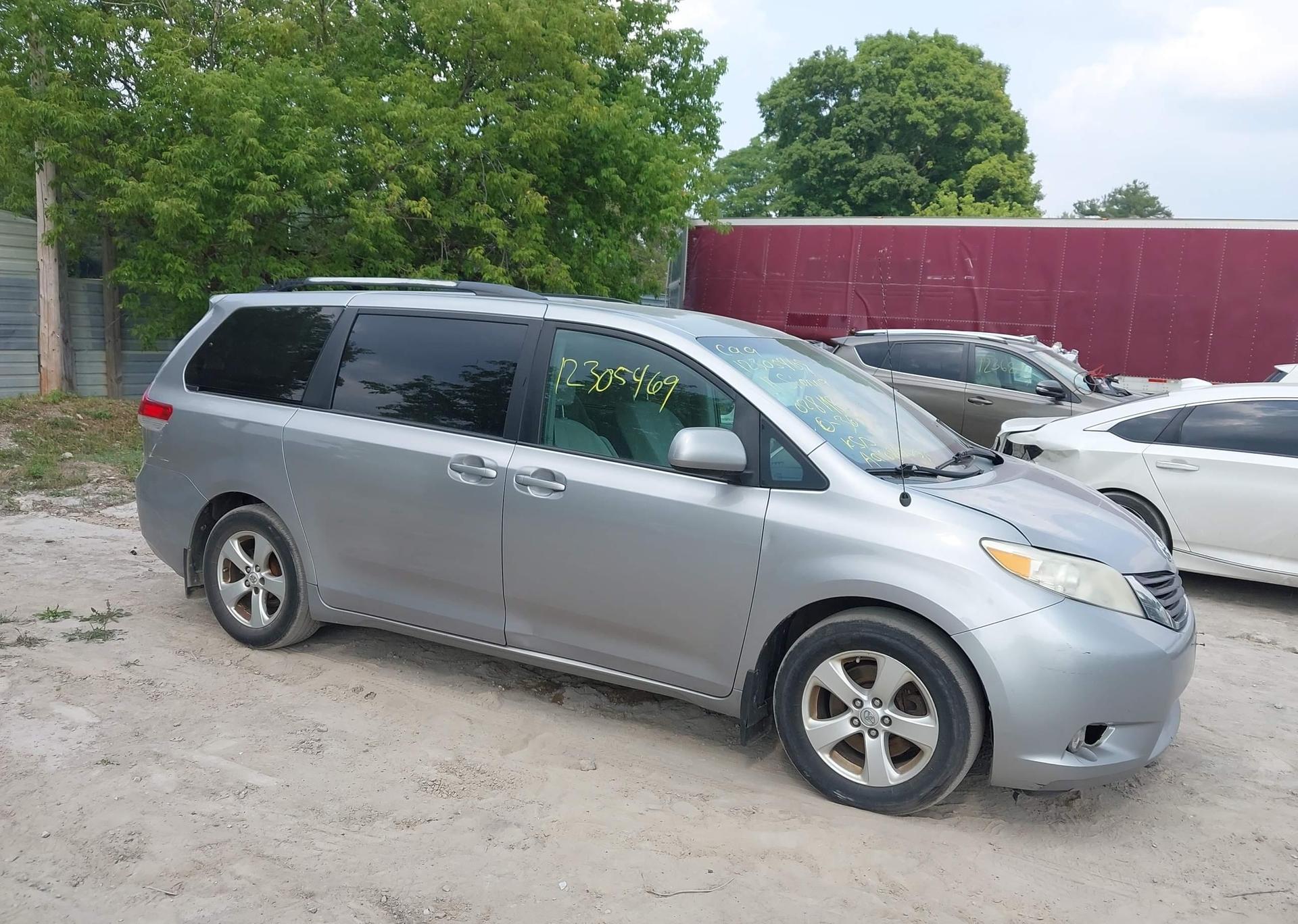 2011 TOYOTA SIENNA LE 8 PASSENGER