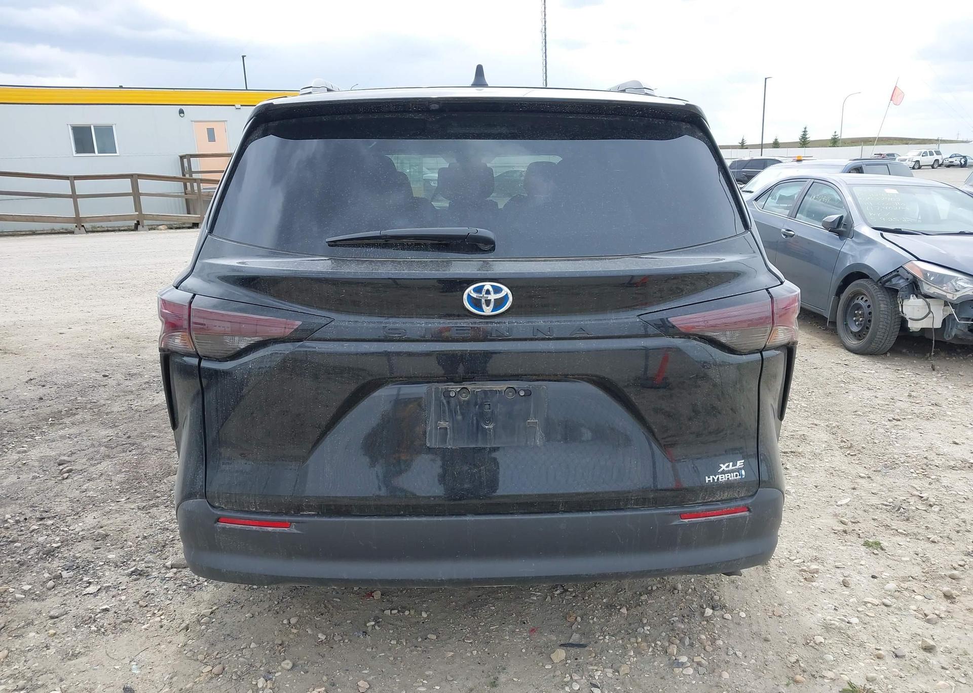 2024 TOYOTA SIENNA LE