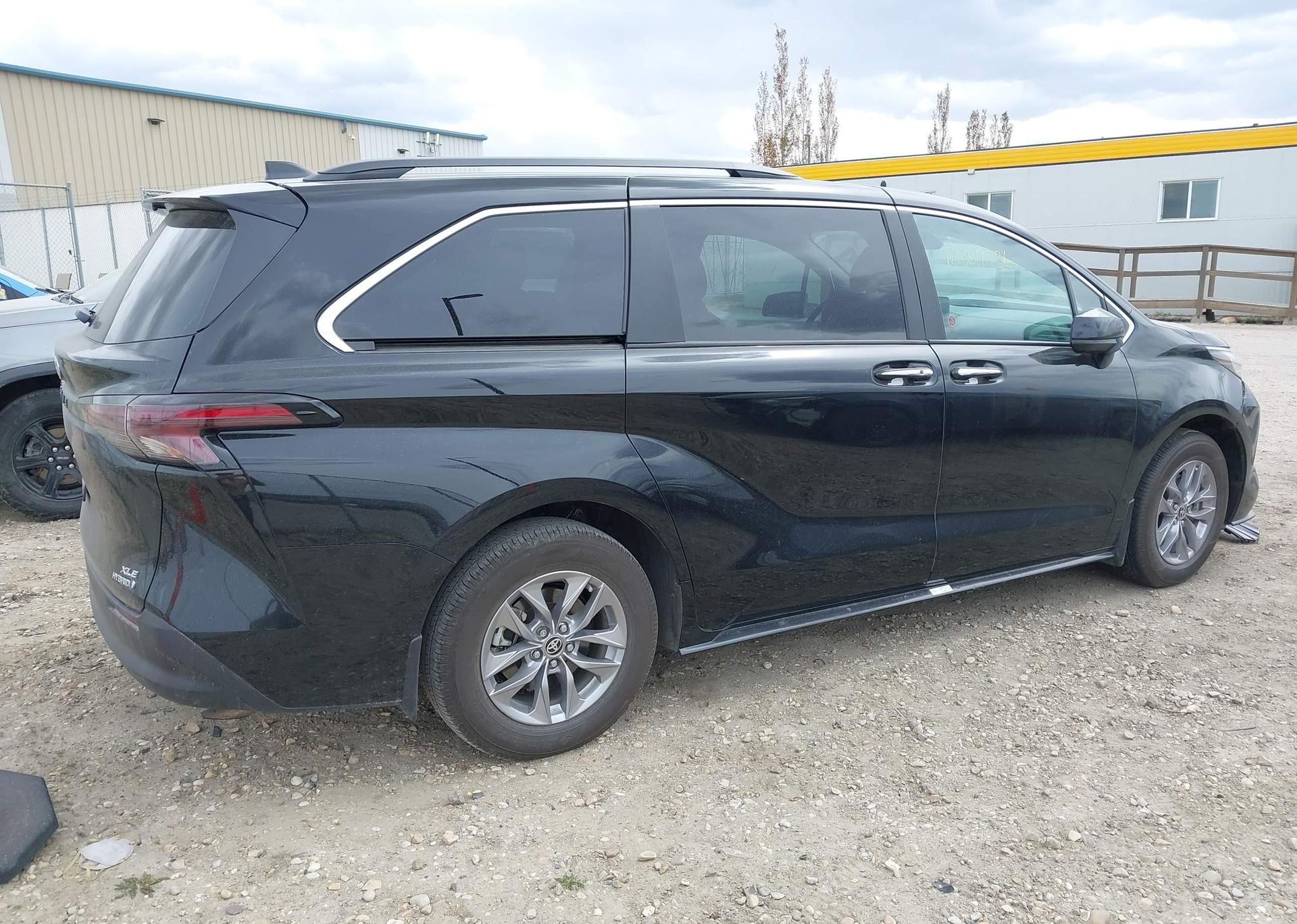 2024 TOYOTA SIENNA LE