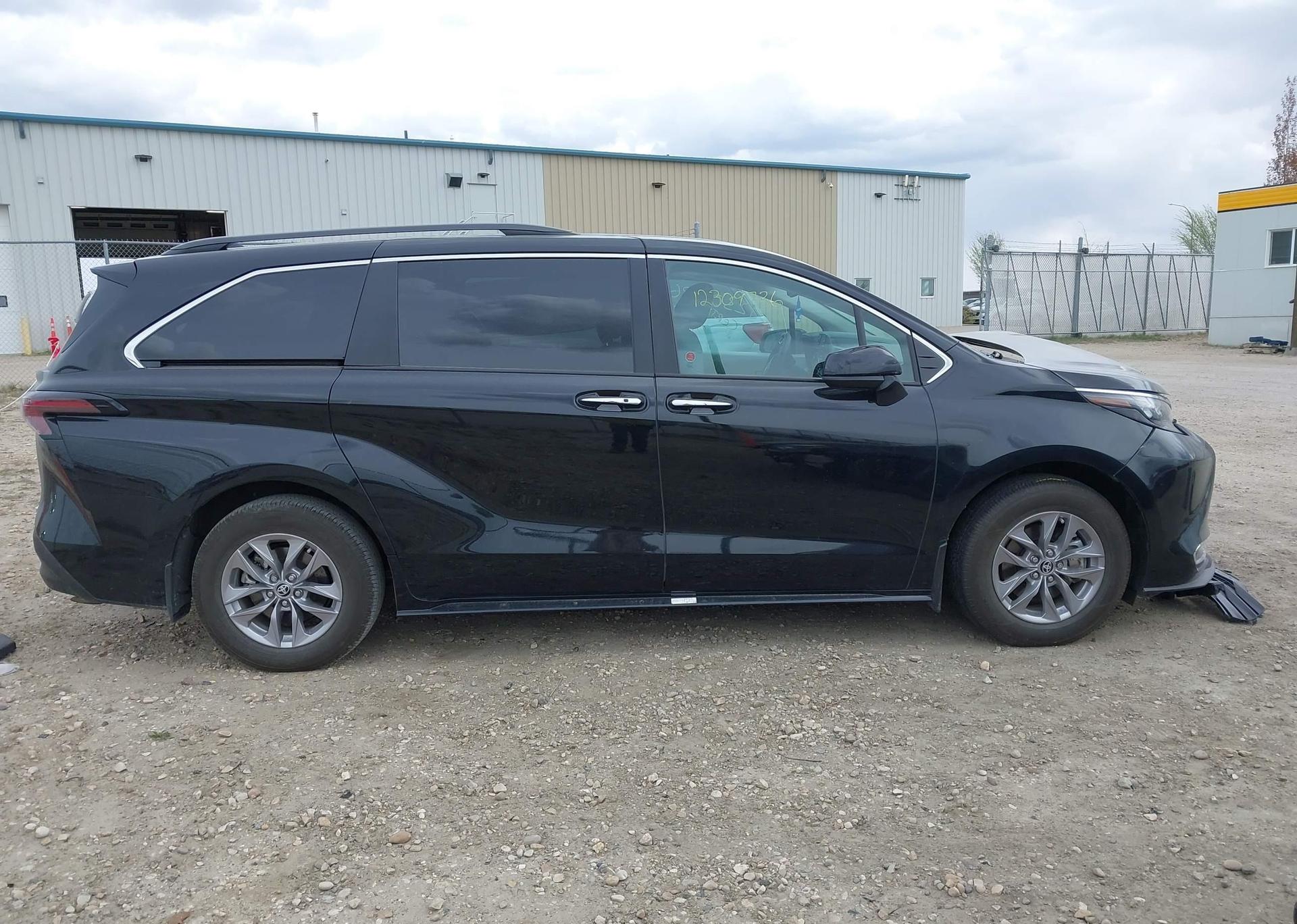 2024 TOYOTA SIENNA LE