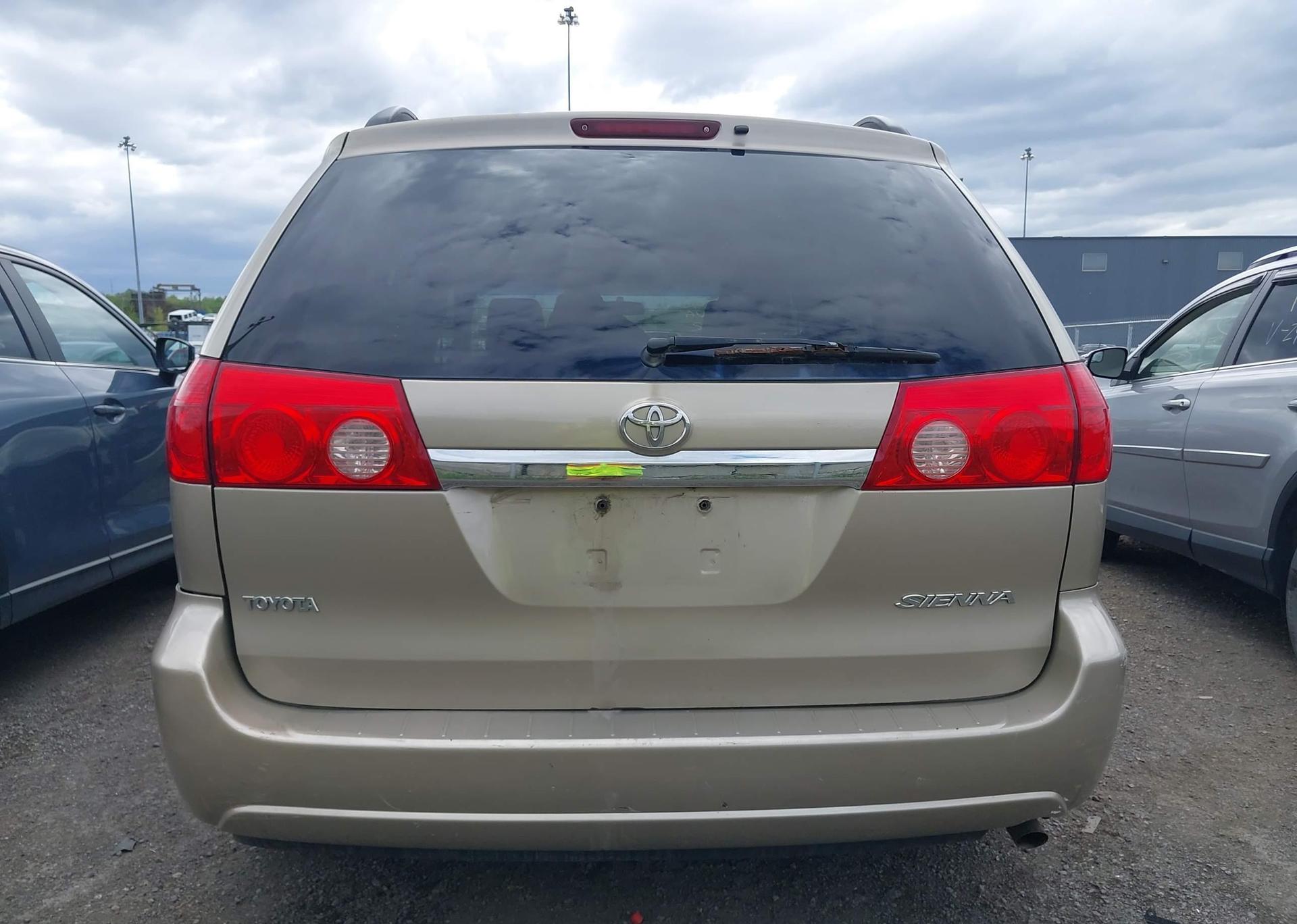 2010 TOYOTA SIENNA