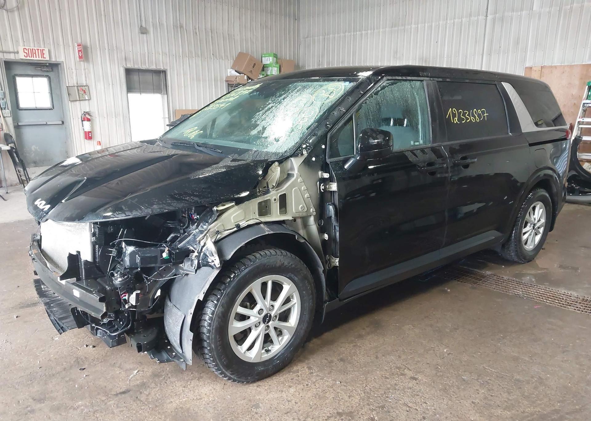 2023 KIA CARNIVAL LX