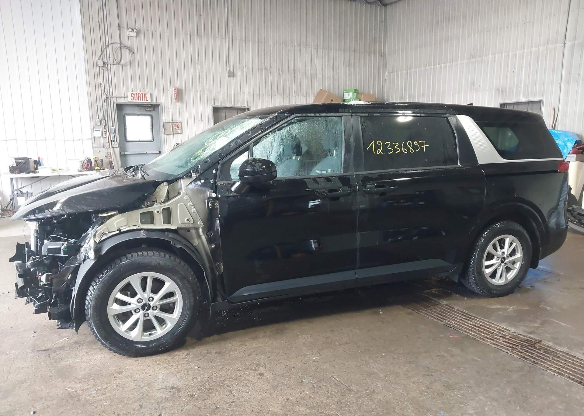 2023 KIA CARNIVAL LX