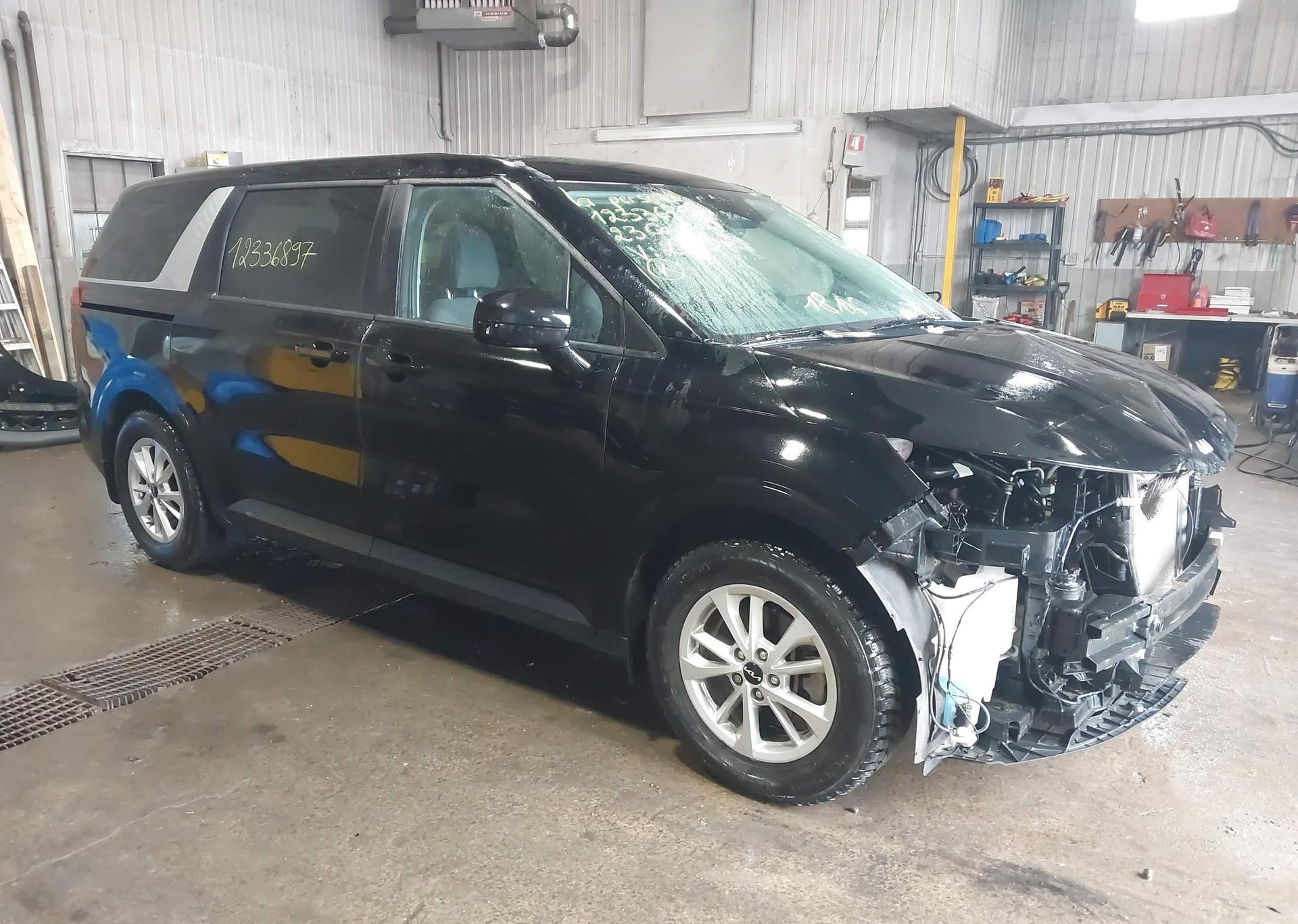 2023 KIA CARNIVAL LX