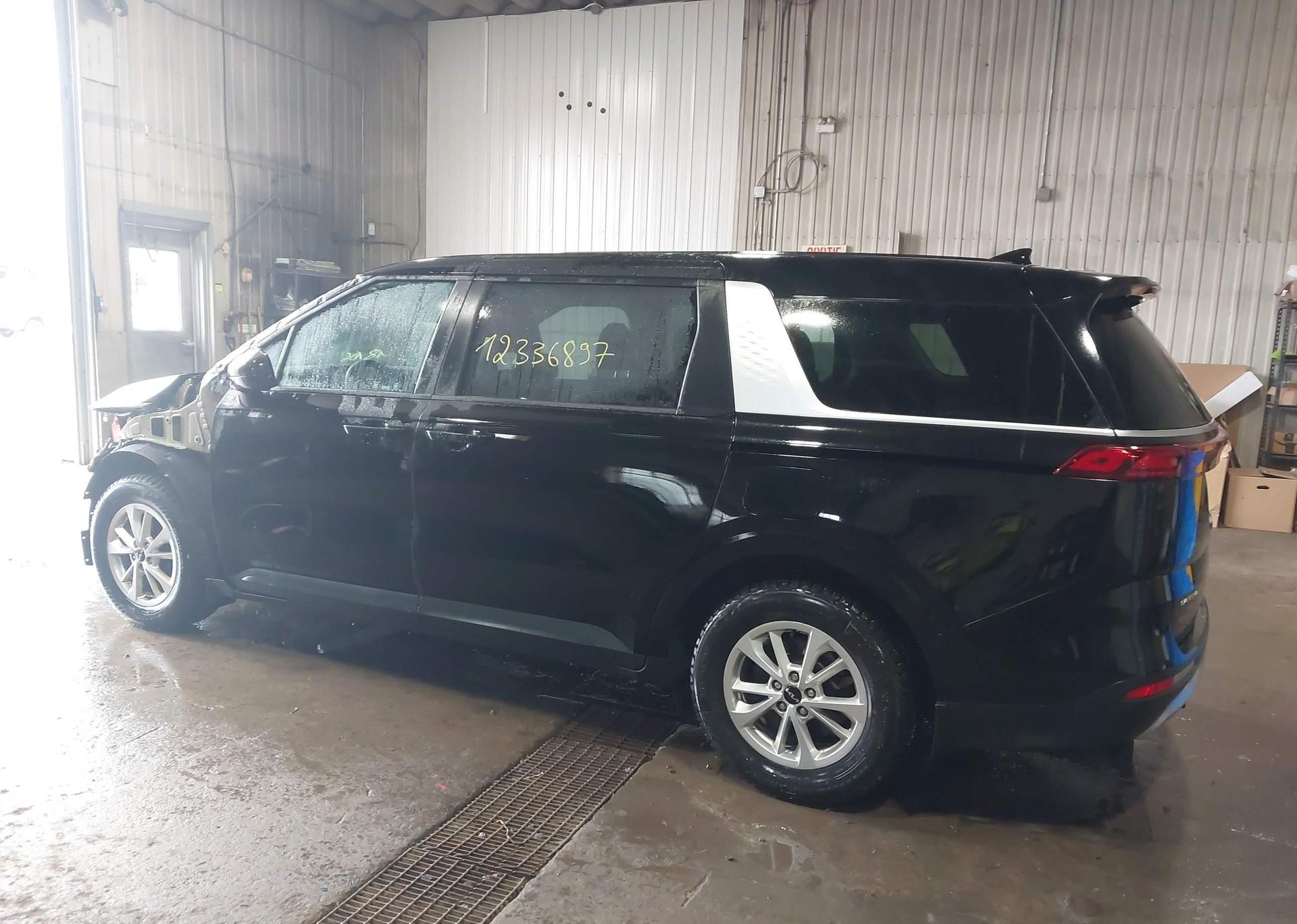 2023 KIA CARNIVAL LX