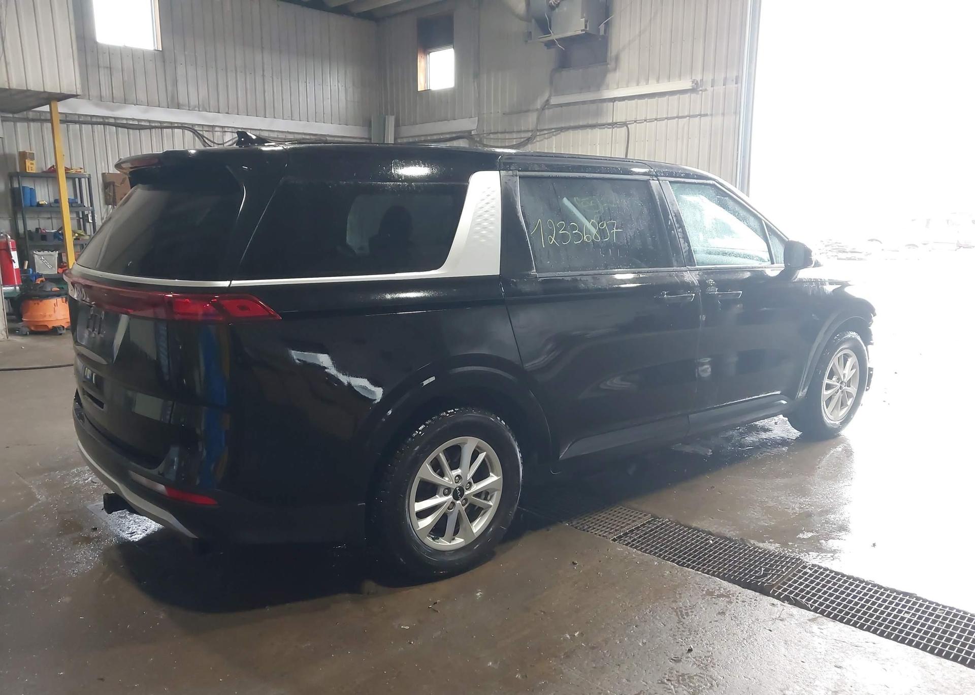 2023 KIA CARNIVAL LX