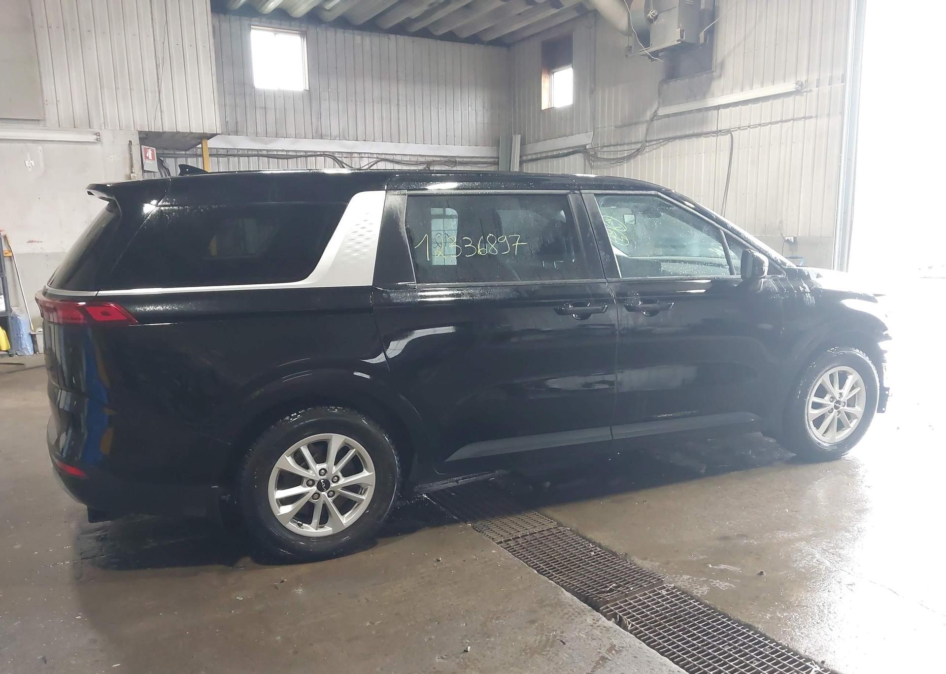2023 KIA CARNIVAL LX
