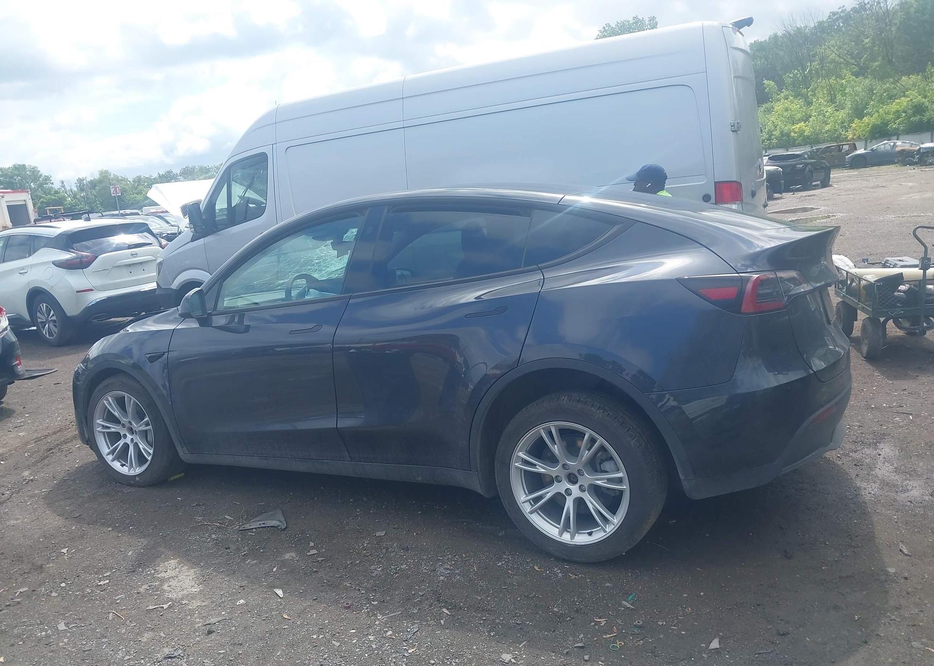 2024 TESLA MODEL Y LONG RANGE