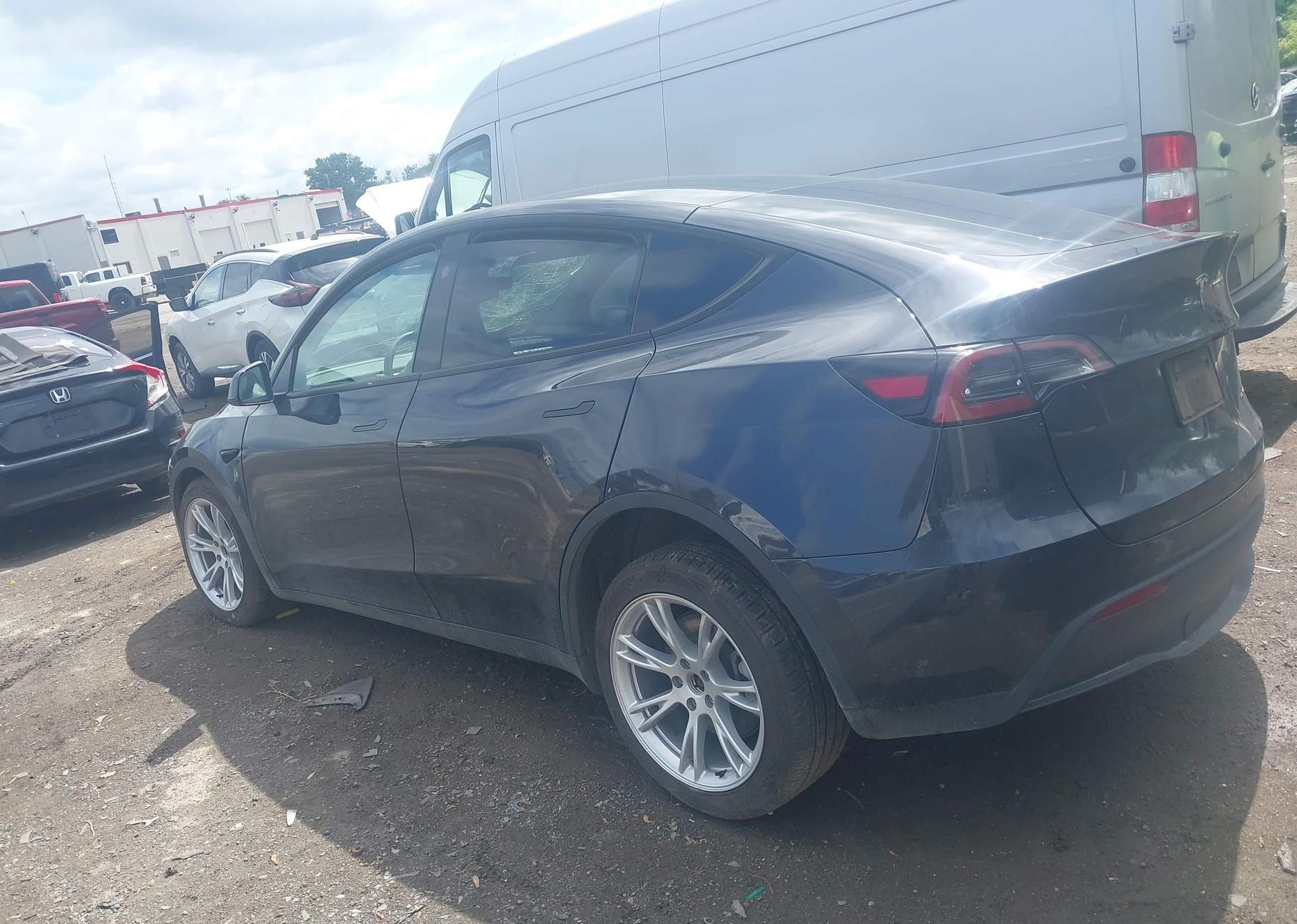 2024 TESLA MODEL Y LONG RANGE