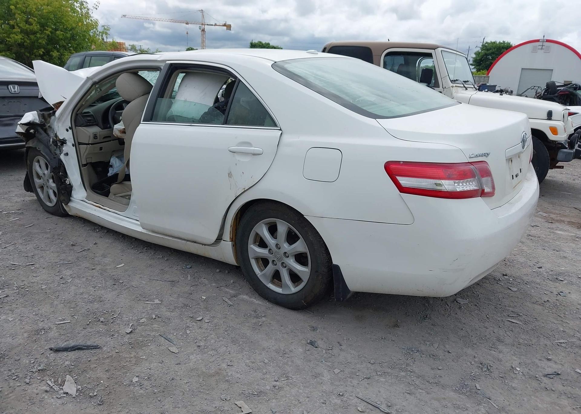 2011 TOYOTA CAMRY SE