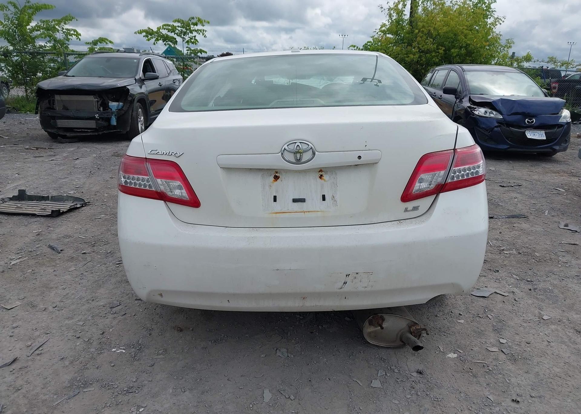 2011 TOYOTA CAMRY SE