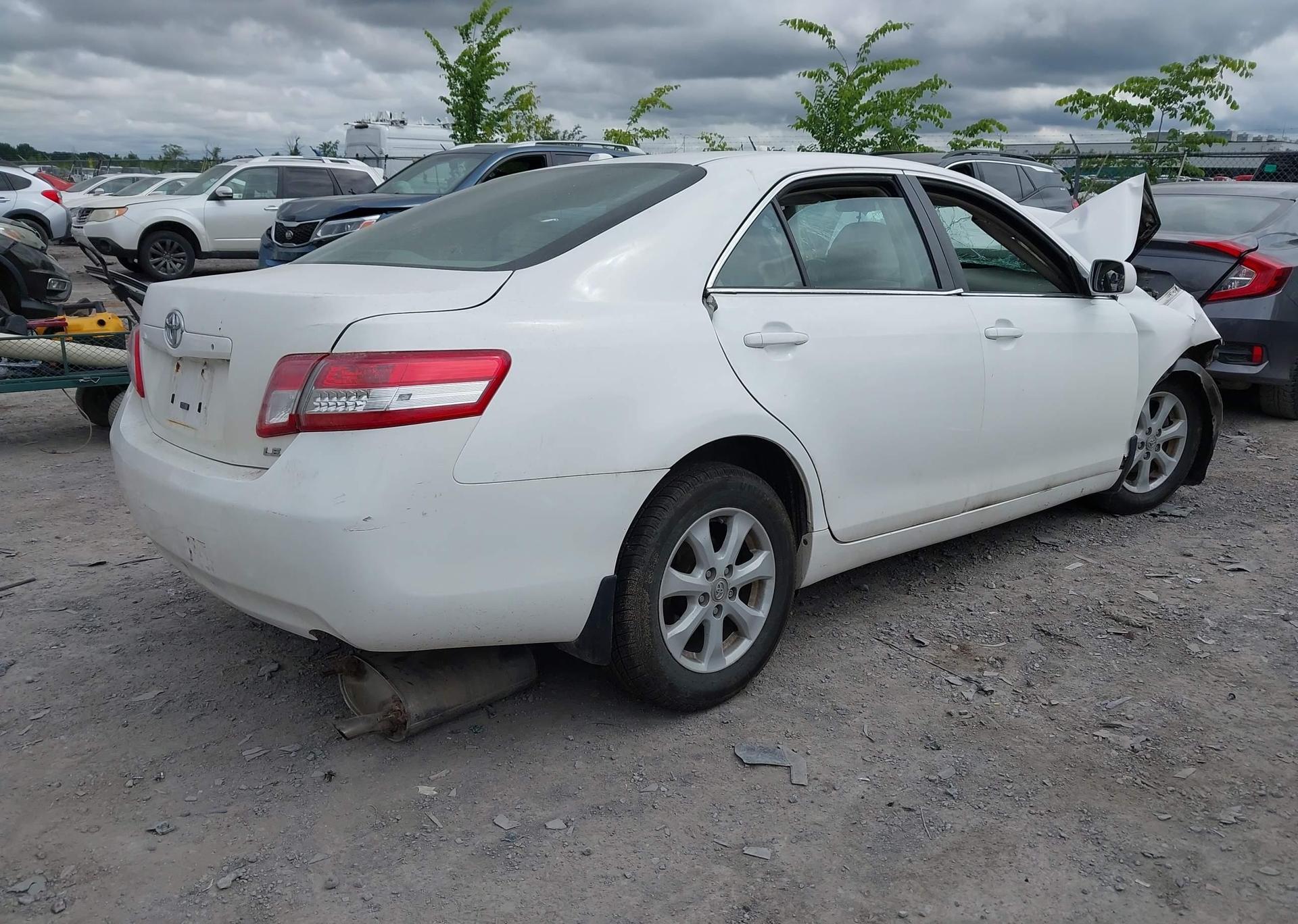 2011 TOYOTA CAMRY SE