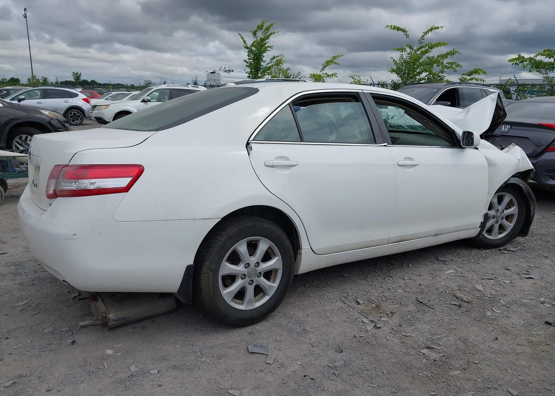 2011 TOYOTA CAMRY SE