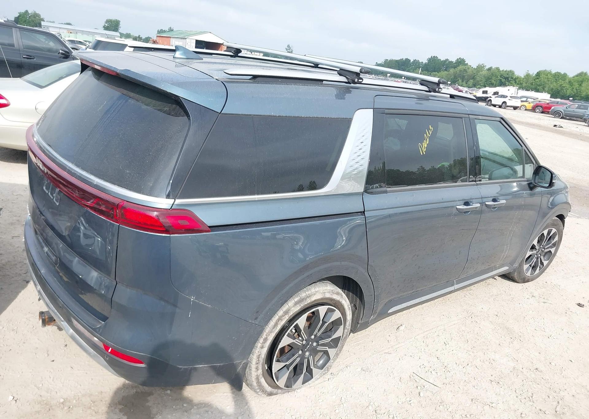 2022 KIA CARNIVAL EX