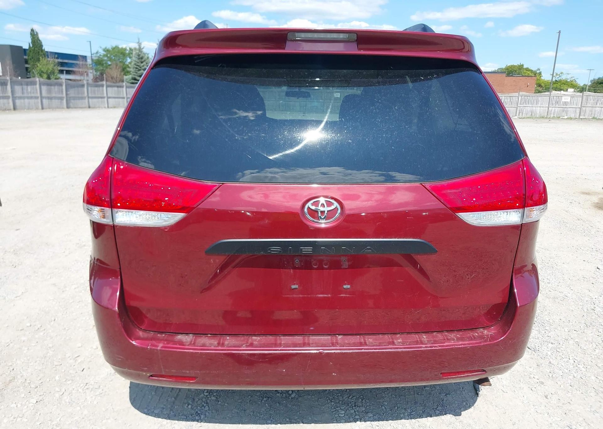 2014 TOYOTA SIENNA 7 PASSENGER