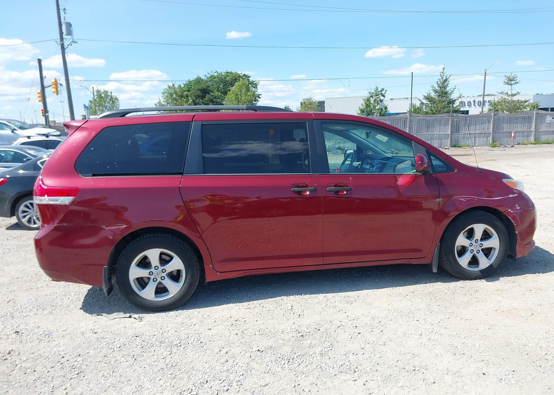 2014 TOYOTA SIENNA 7 PASSENGER