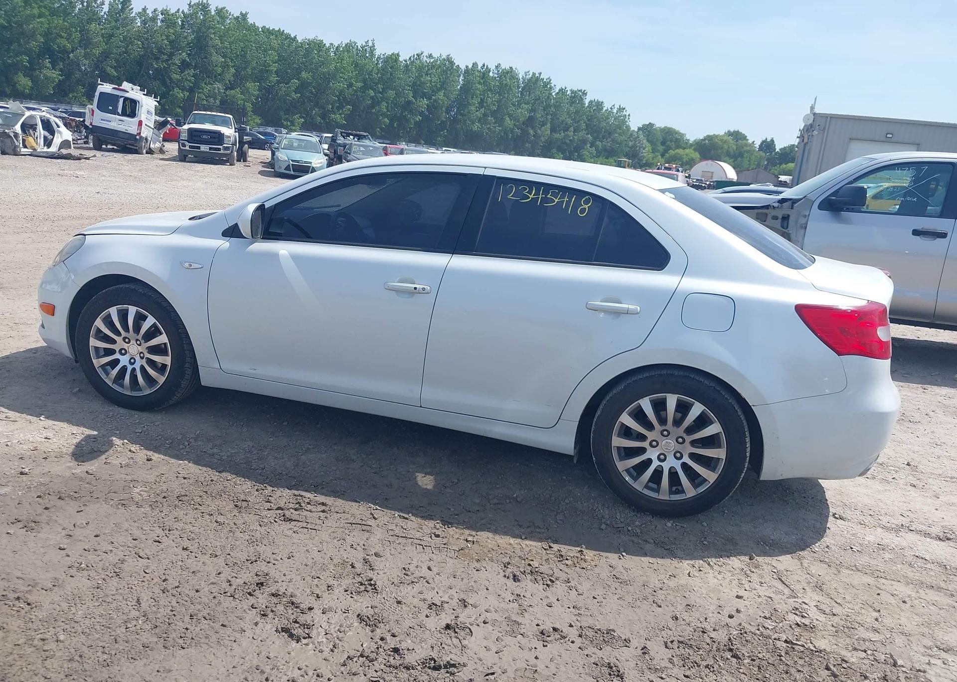 2011 SUZUKI KIZASHI SE