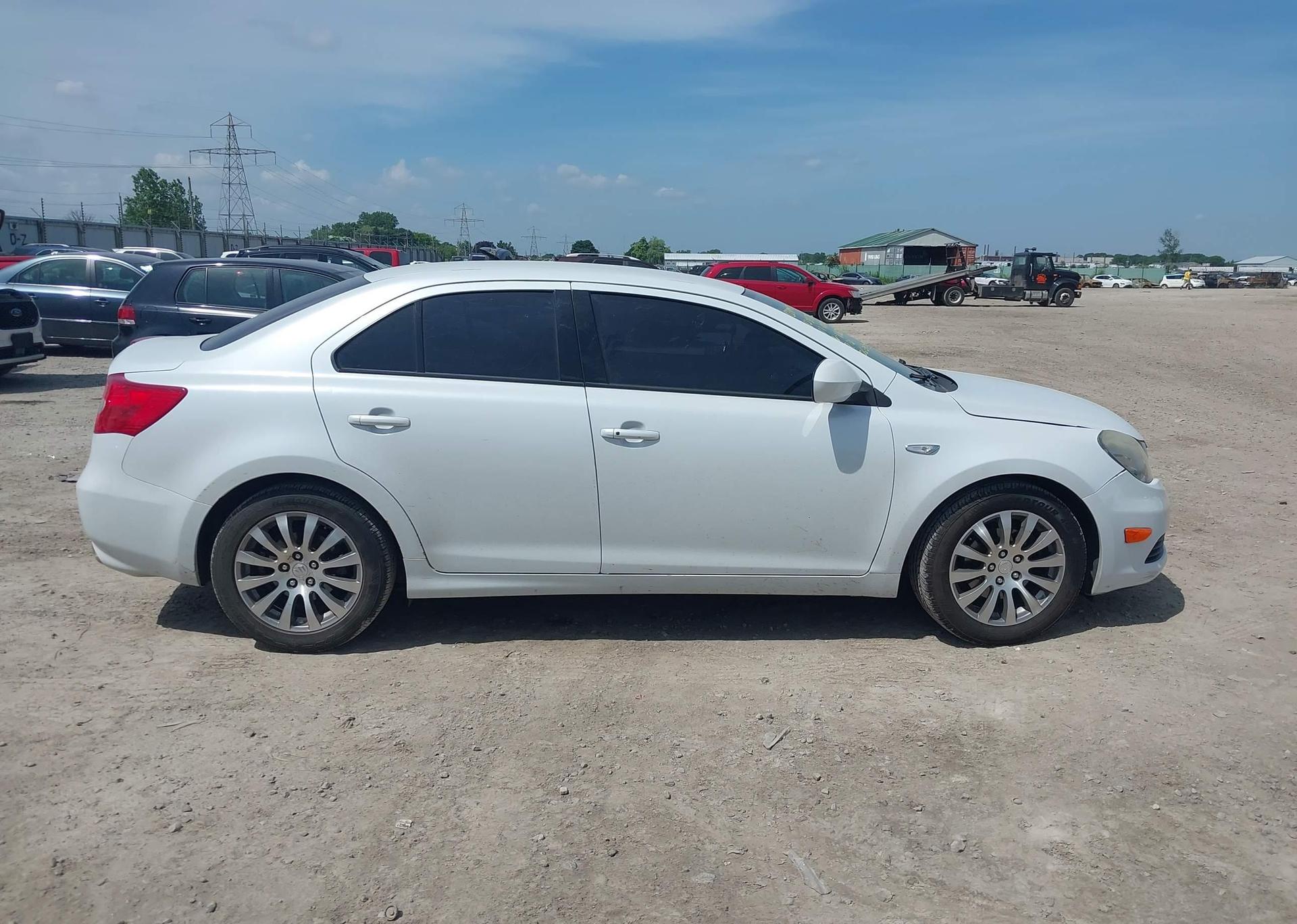 2011 SUZUKI KIZASHI SE