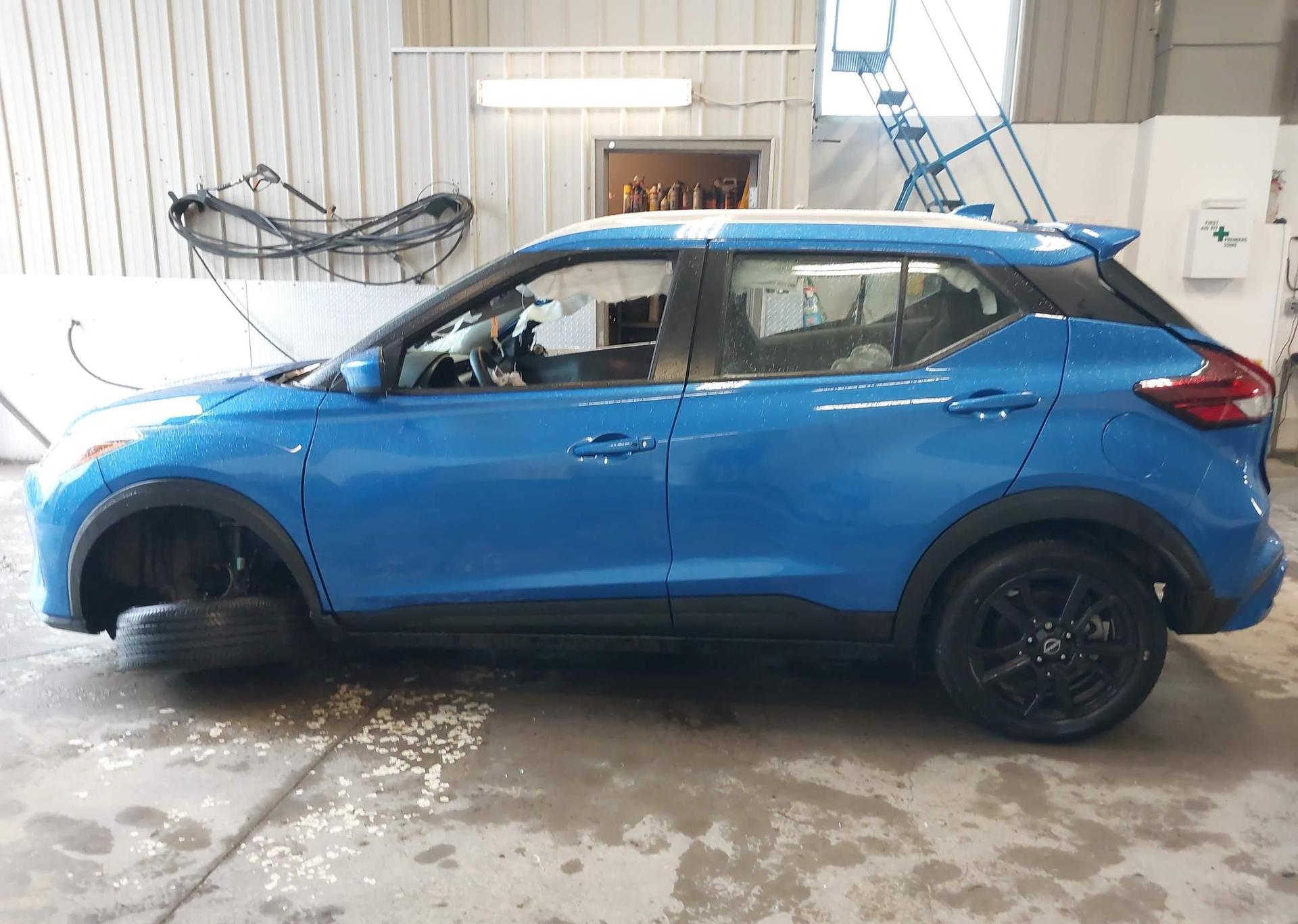 2023 NISSAN KICKS