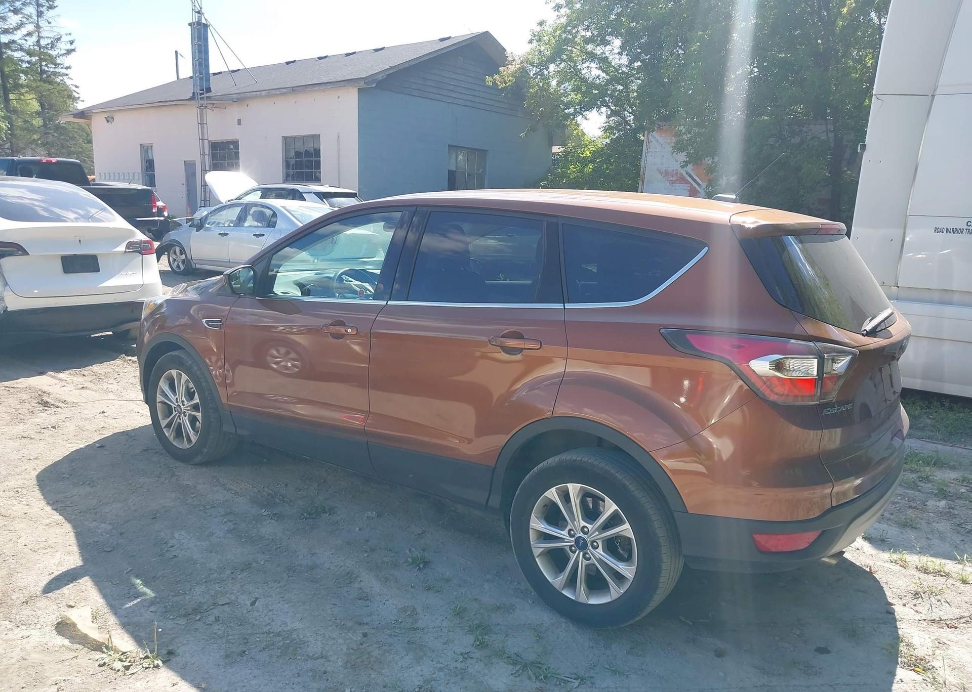 2017 FORD ESCAPE SE