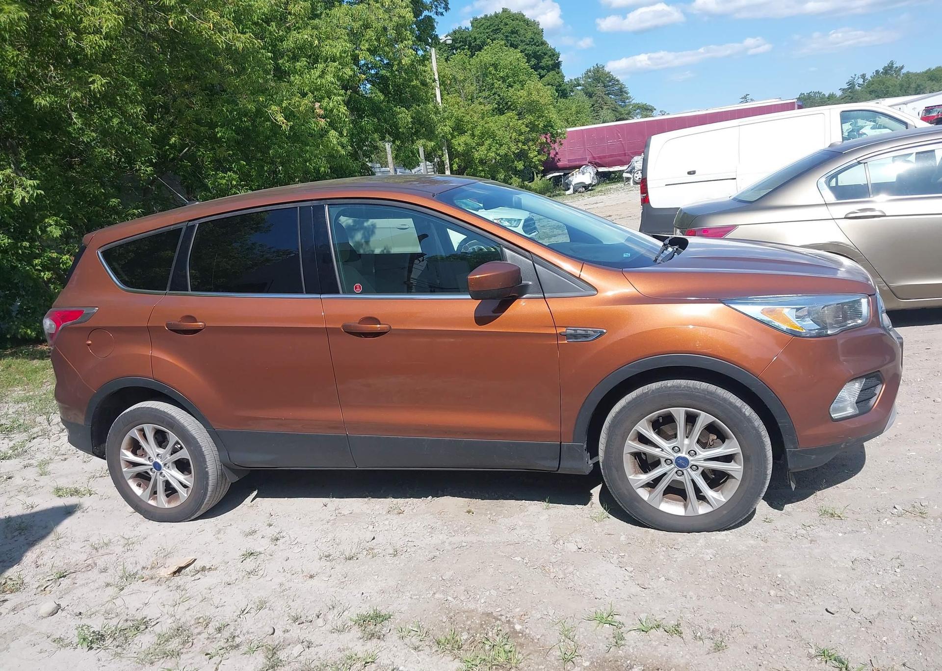 2017 FORD ESCAPE SE