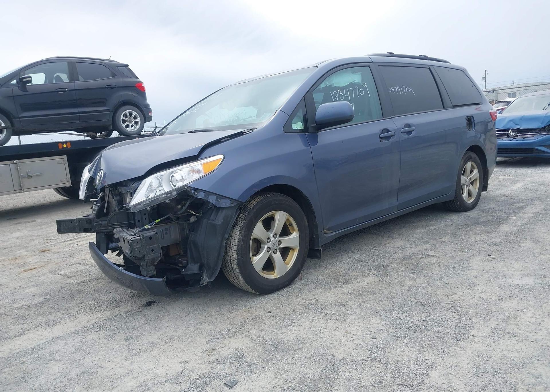 2017 TOYOTA SIENNA LE V6