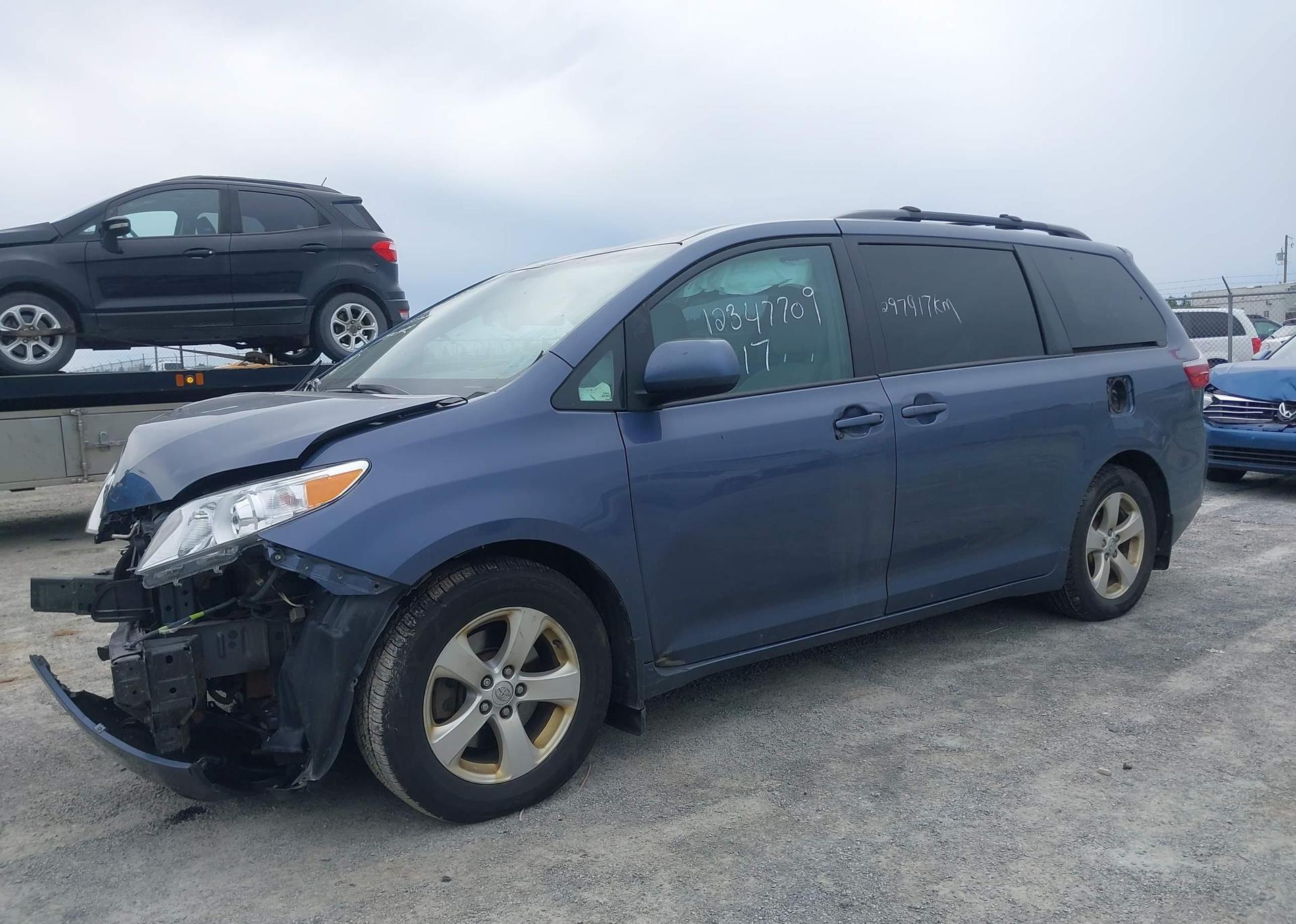 2017 TOYOTA SIENNA LE V6