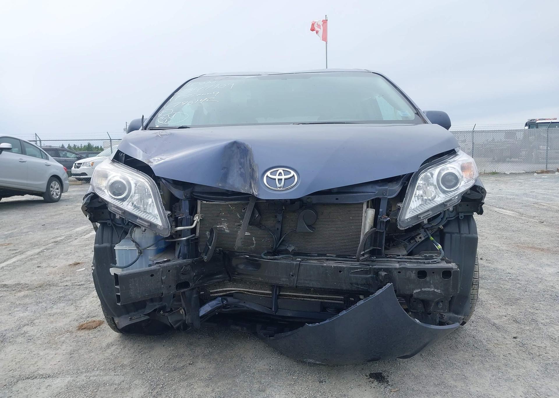 2017 TOYOTA SIENNA LE V6