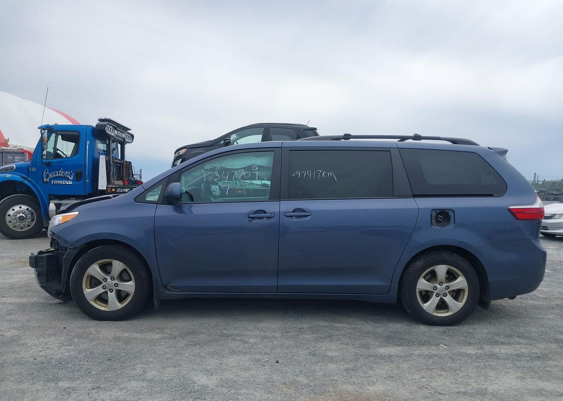 2017 TOYOTA SIENNA LE V6